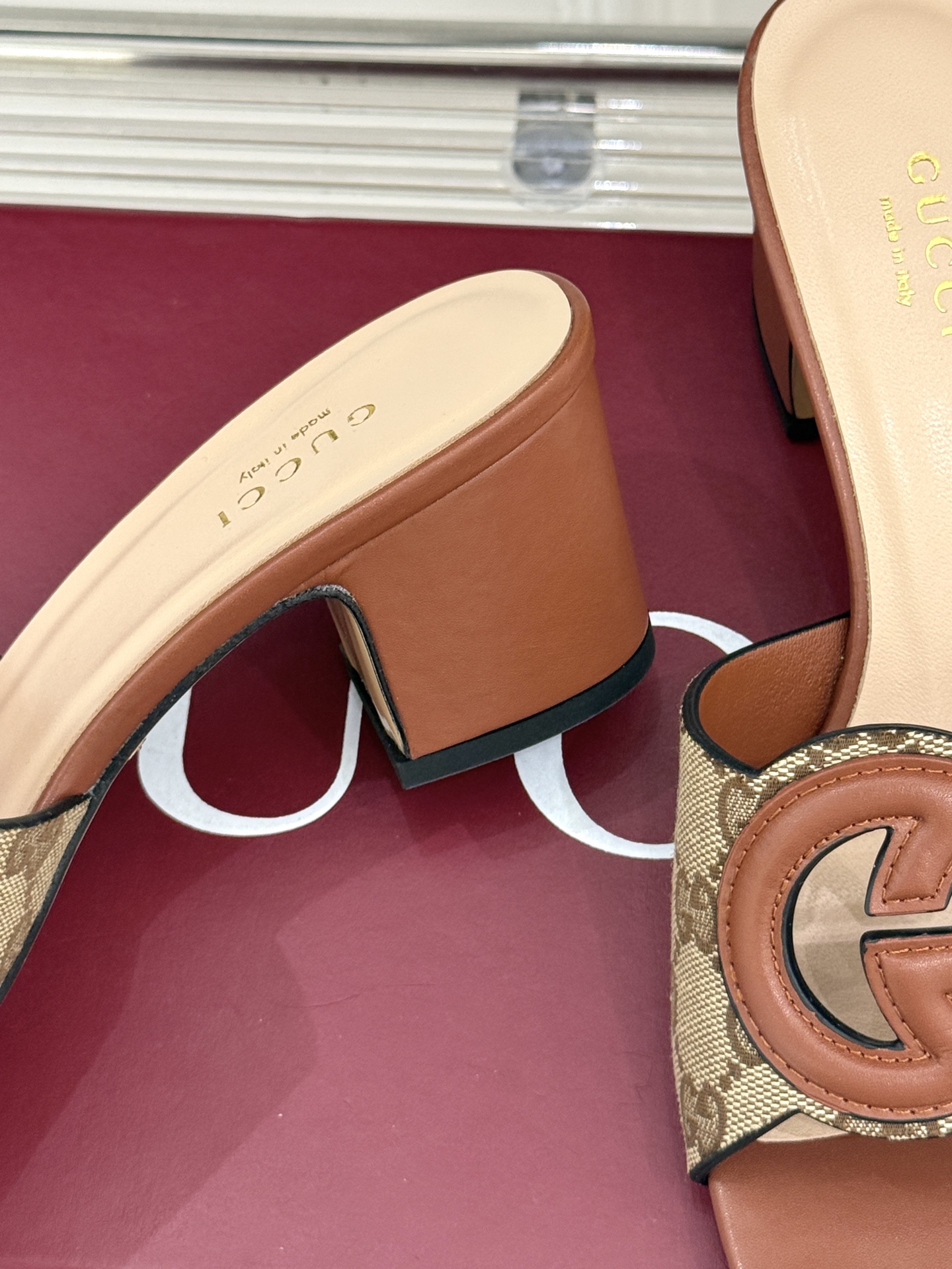 
Gucci/古驰经典双G镂空
平底粗跟拖鞋✨
它以标志性的双G镂空设计
将品牌经典元素融入其中
彰显独