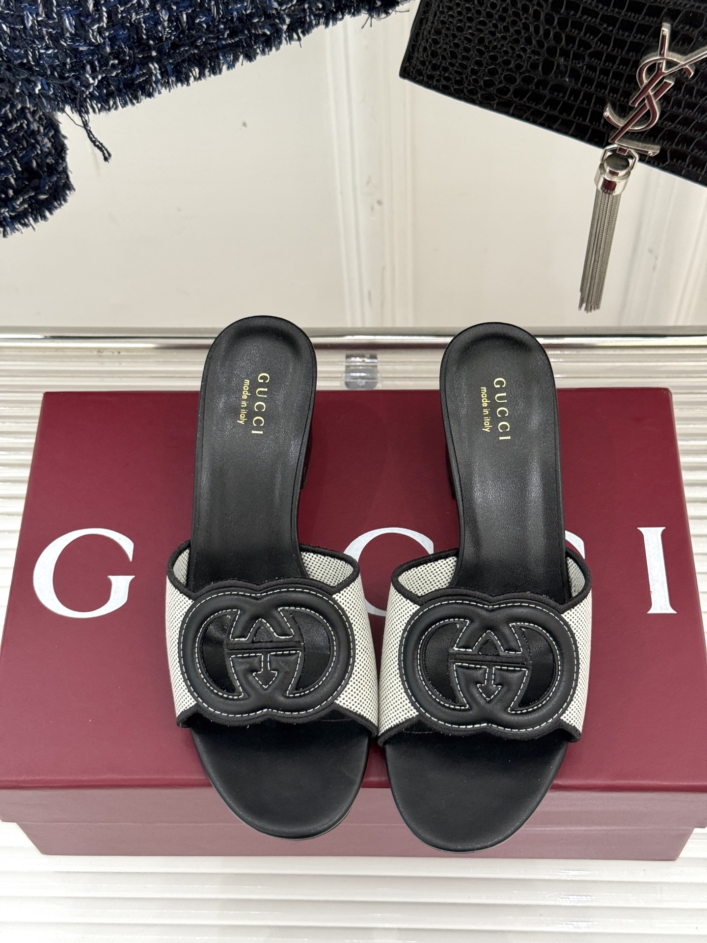 
Gucci/古驰经典双G镂空
平底粗跟拖鞋✨
它以标志性的双G镂空设计
将品牌经典元素融入其中
彰显独