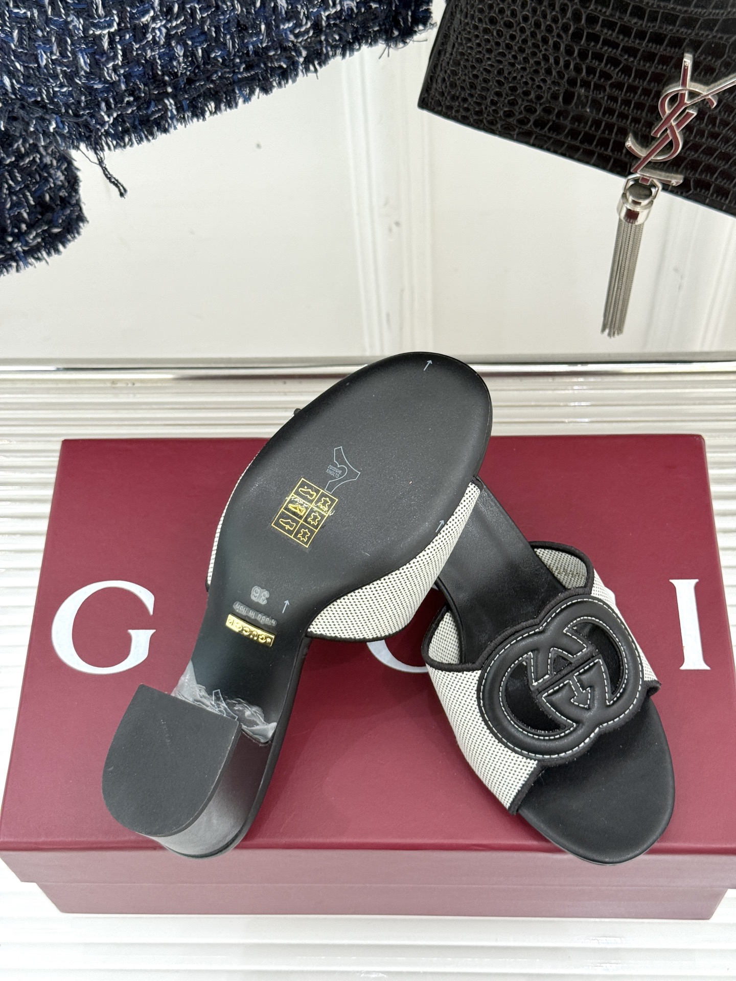 
Gucci/古驰经典双G镂空
平底粗跟拖鞋✨
它以标志性的双G镂空设计
将品牌经典元素融入其中
彰显独