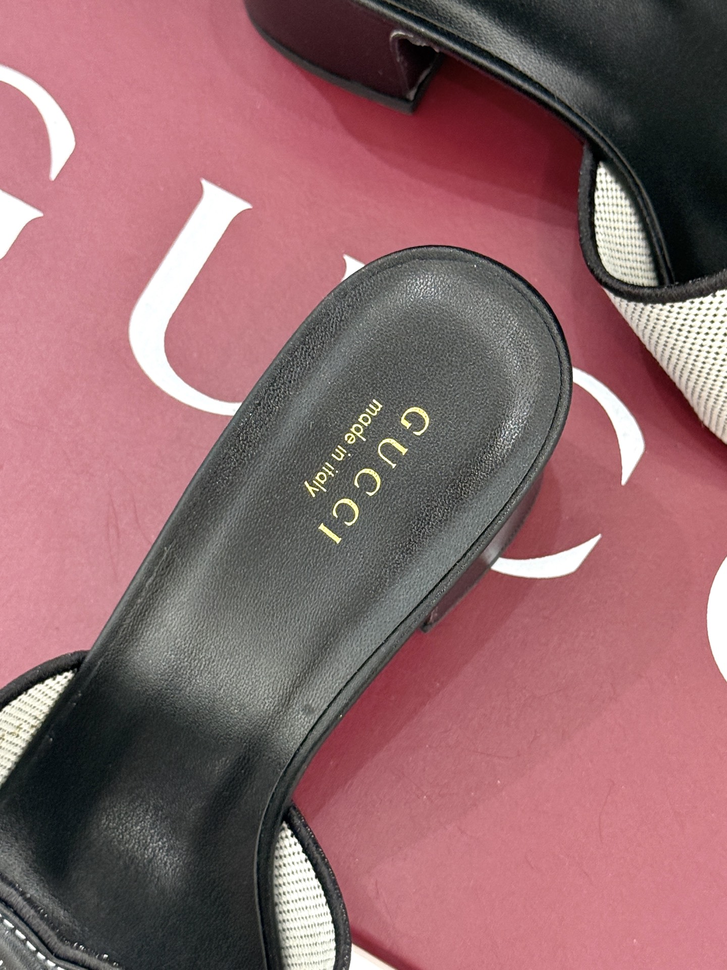 
Gucci/古驰经典双G镂空
平底粗跟拖鞋✨
它以标志性的双G镂空设计
将品牌经典元素融入其中
彰显独