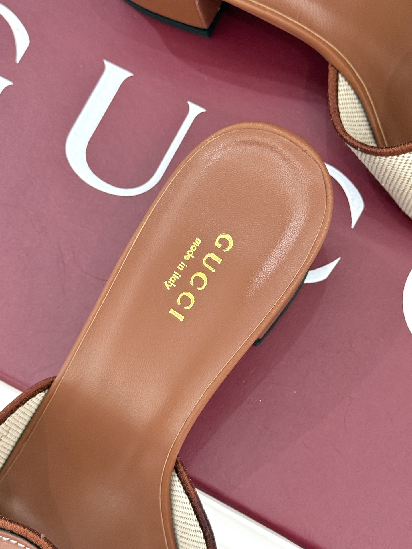 
Gucci/古驰经典双G镂空
平底粗跟拖鞋✨
它以标志性的双G镂空设计
将品牌经典元素融入其中
彰显独