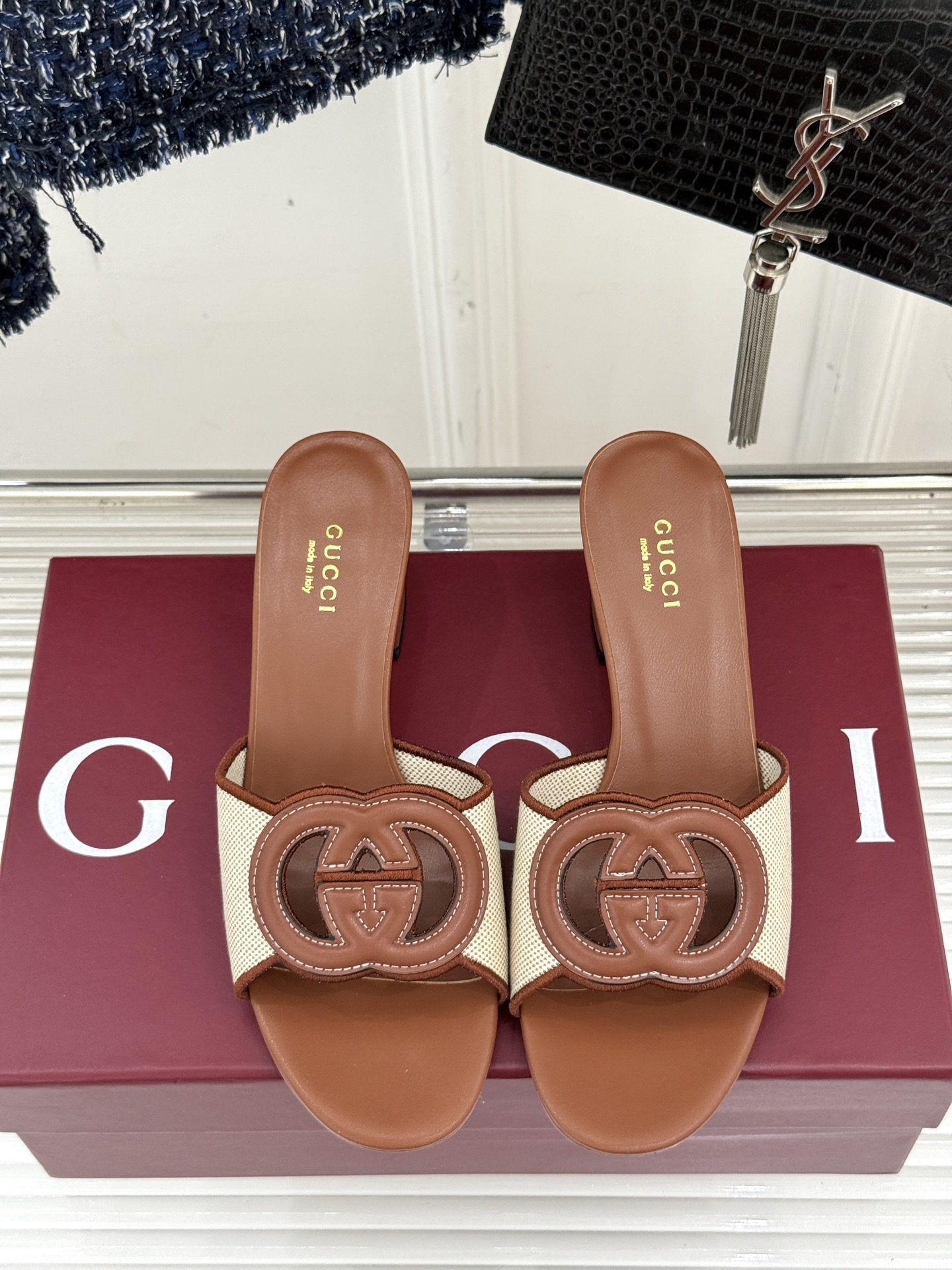 
Gucci/古驰经典双G镂空
平底粗跟拖鞋✨
它以标志性的双G镂空设计
将品牌经典元素融入其中
彰显独