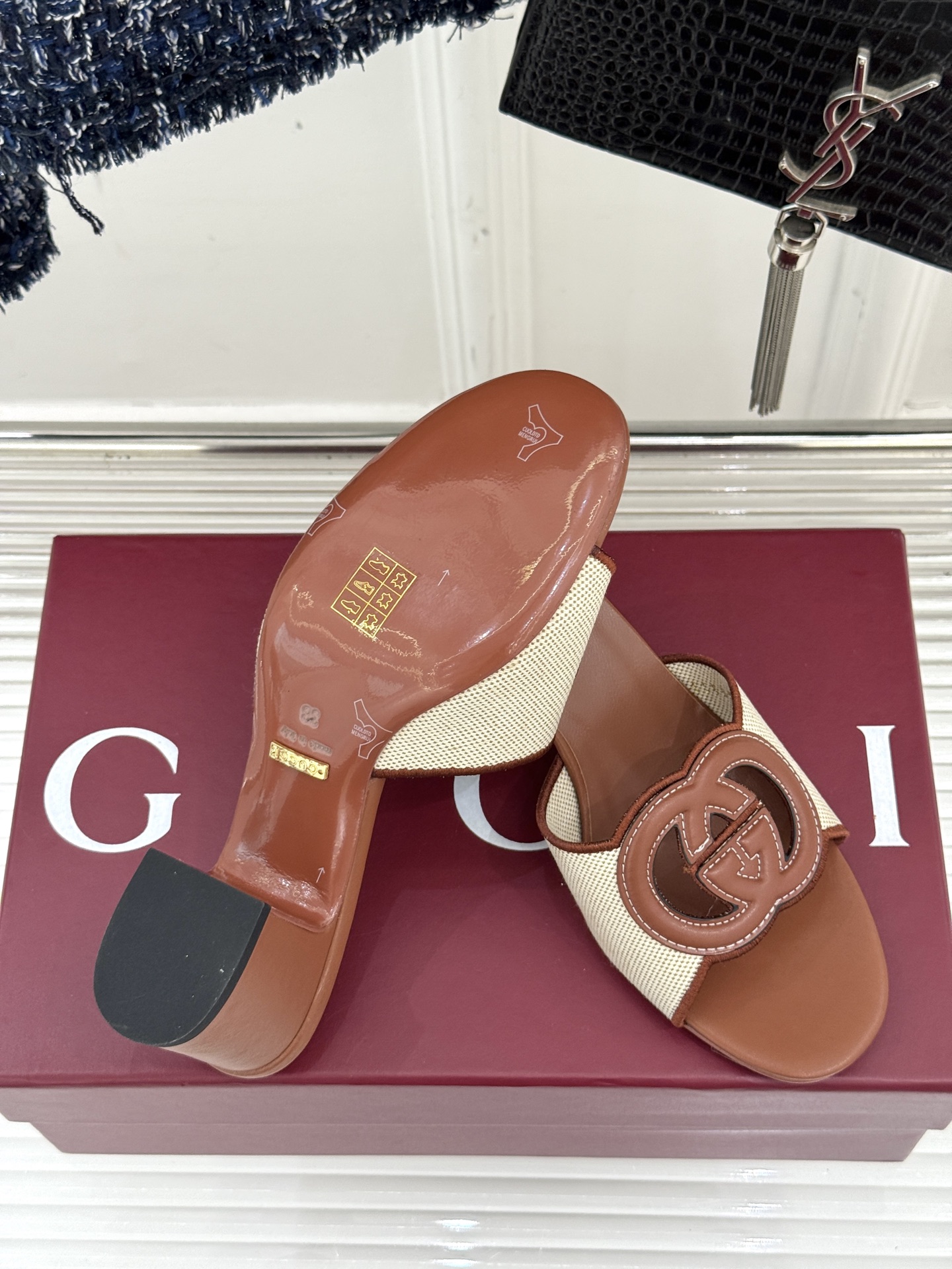 
Gucci/古驰经典双G镂空
平底粗跟拖鞋✨
它以标志性的双G镂空设计
将品牌经典元素融入其中
彰显独