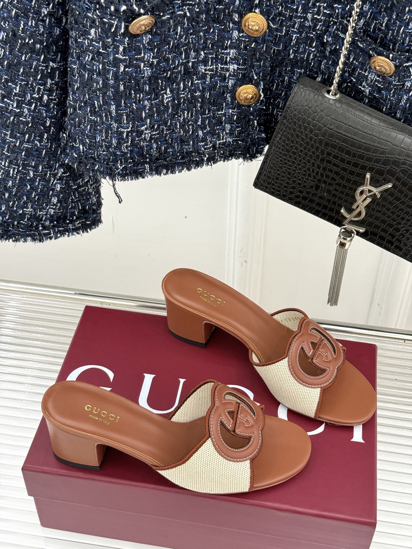 
Gucci/古驰经典双G镂空
平底粗跟拖鞋✨
它以标志性的双G镂空设计
将品牌经典元素融入其中
彰显独