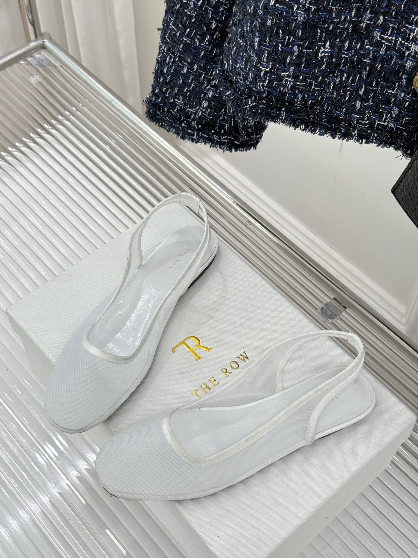 
THE ROW 25WF网面平底后空凉鞋
时髦精的心头好！私藏的宝藏凉鞋——
网面设计 低调又高级的款