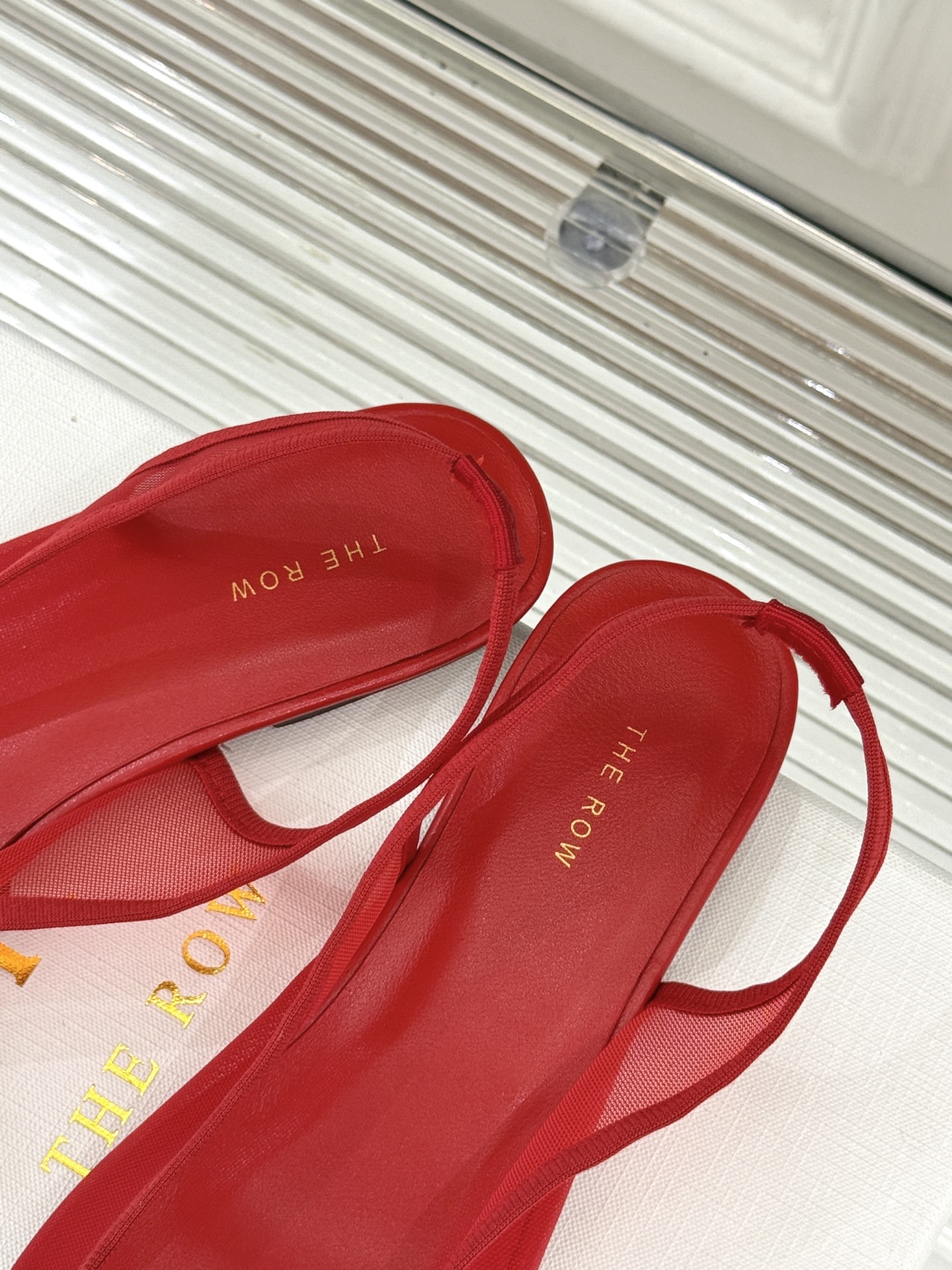 
THE ROW 25WF网面平底后空凉鞋
时髦精的心头好！私藏的宝藏凉鞋——
网面设计 低调又高级的款