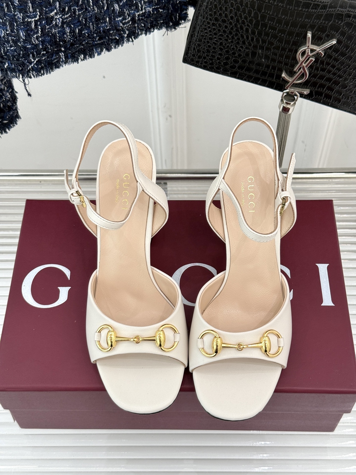 Gucci/古驰经典马衔扣高跟凉鞋
将经典马衔扣以闪耀的金色金属呈现
双环与长条形的巧妙组合 精致又吸睛