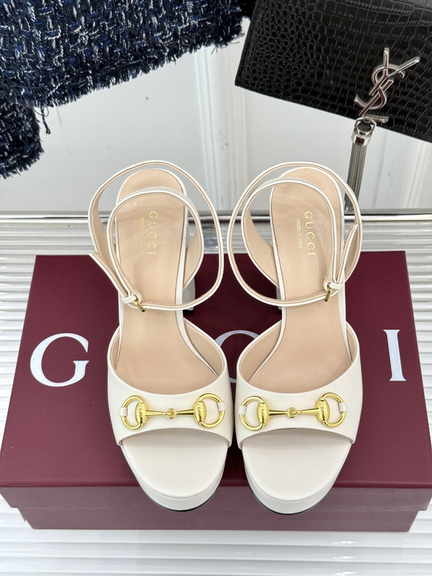 Gucci/古驰经典马衔扣高跟凉鞋
将经典马衔扣以闪耀的金色金属呈现
双环与长条形的巧妙组合 精致又吸睛