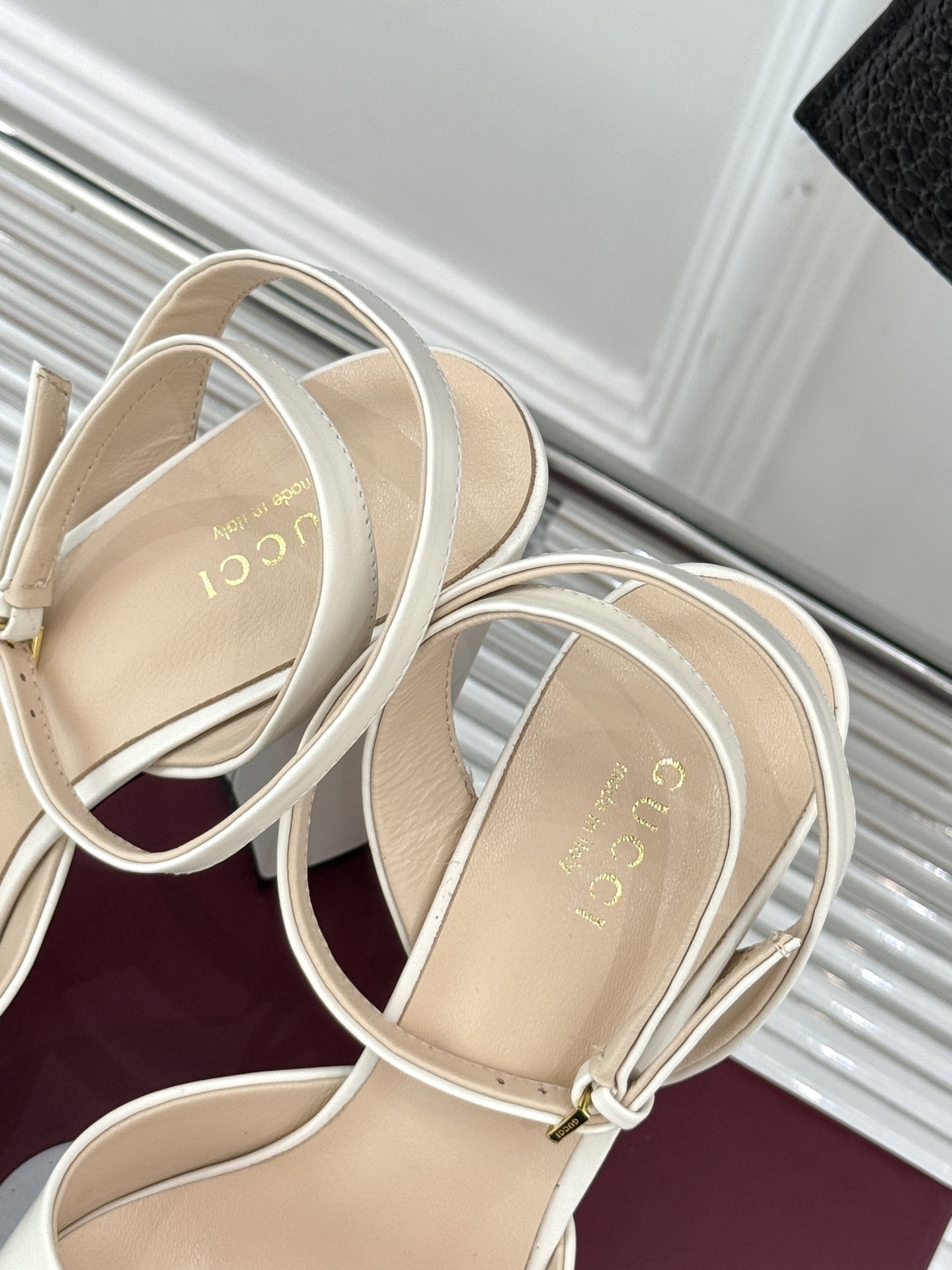 Gucci/古驰经典马衔扣高跟凉鞋
将经典马衔扣以闪耀的金色金属呈现
双环与长条形的巧妙组合 精致又吸睛