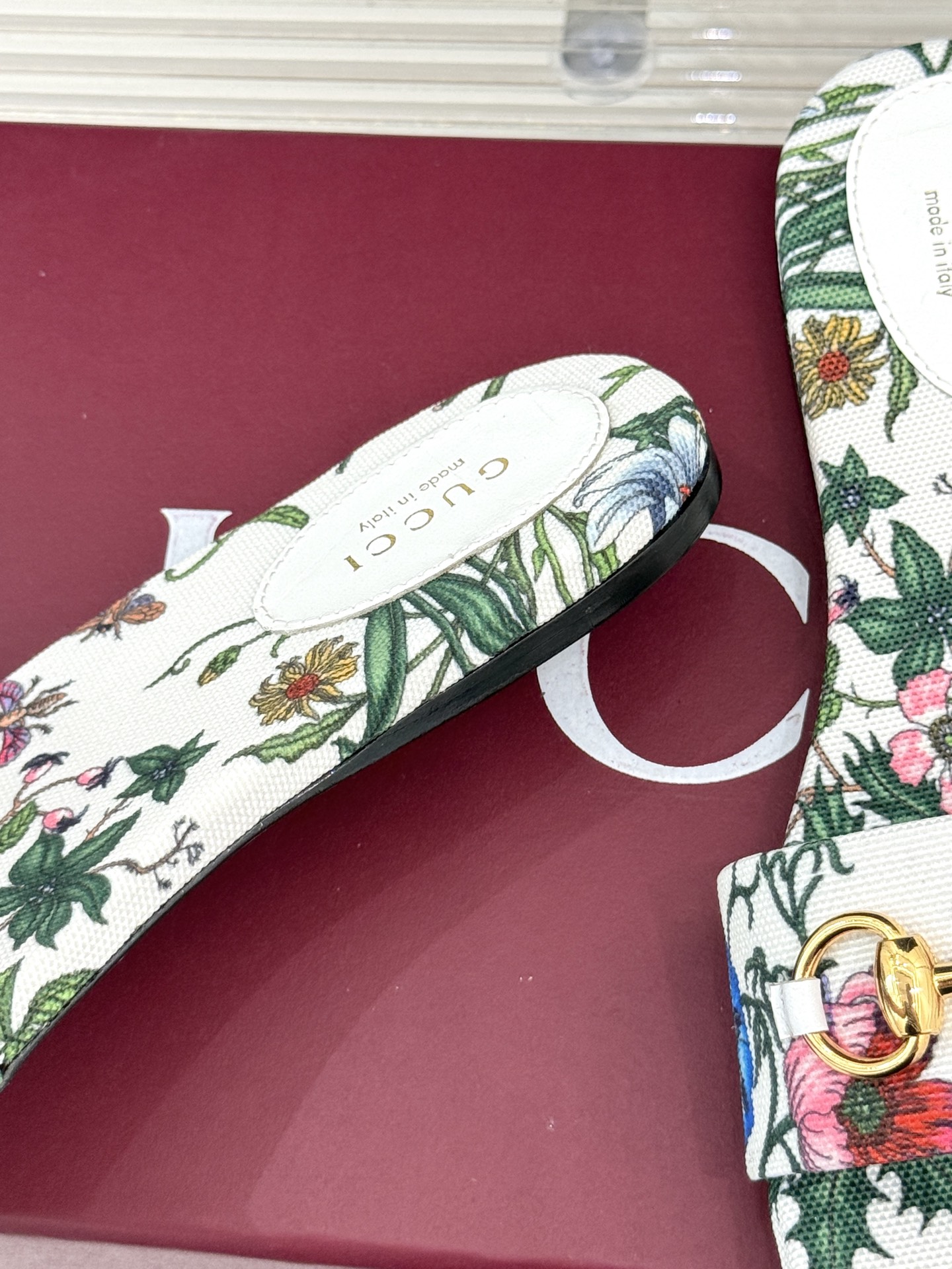 
Gucci/古驰经典马衔扣平底拖鞋
一眼万年的拖鞋！时髦精都在穿
马衔扣绝对是刻在潮流DNA里的符号。
