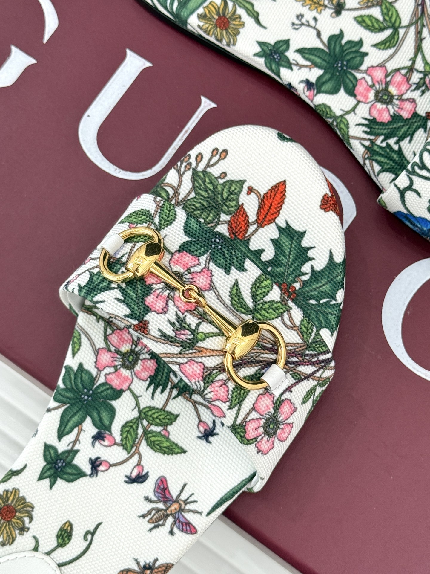 
Gucci/古驰经典马衔扣平底拖鞋
一眼万年的拖鞋！时髦精都在穿
马衔扣绝对是刻在潮流DNA里的符号。