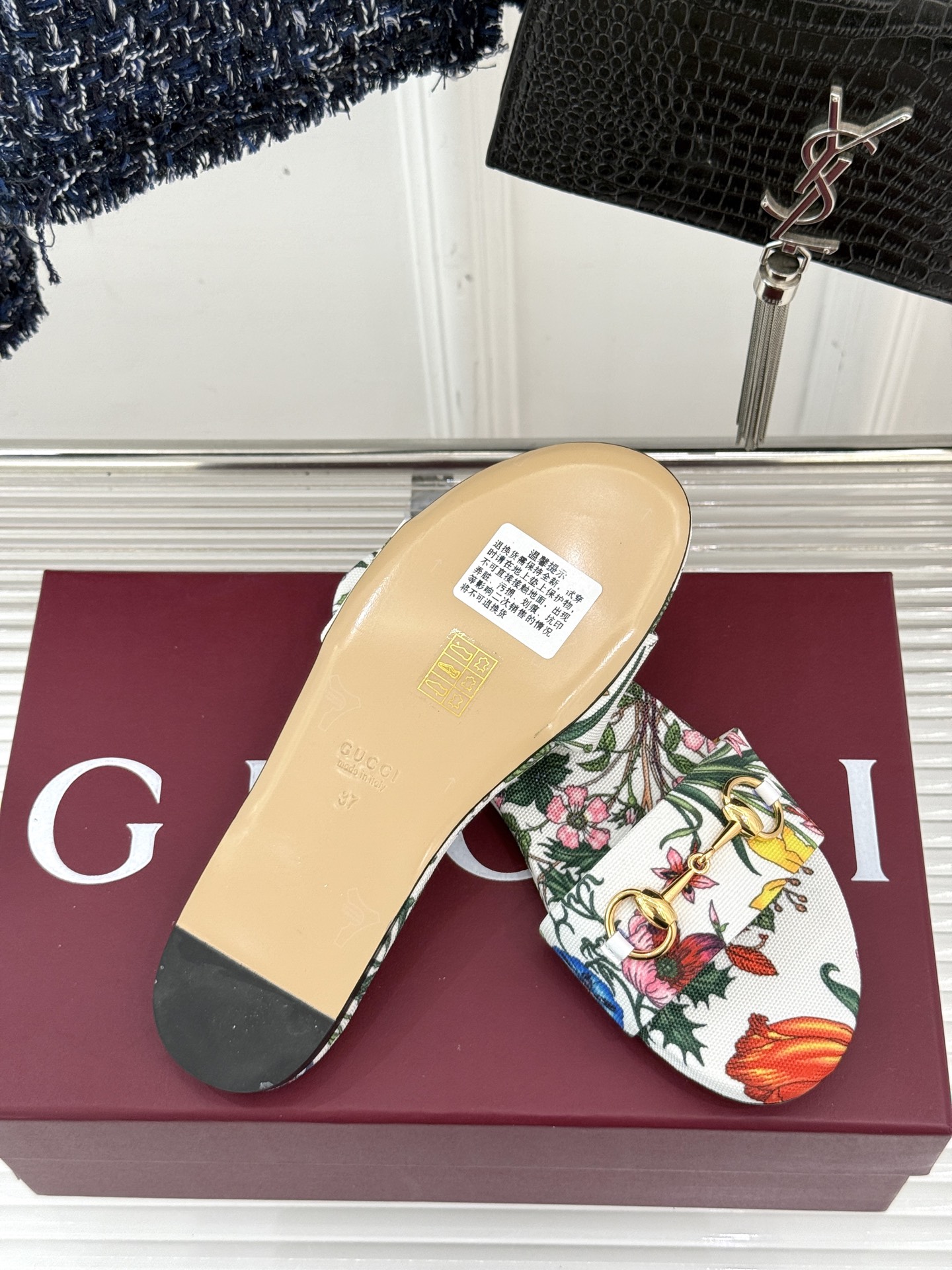 
Gucci/古驰经典马衔扣平底拖鞋
一眼万年的拖鞋！时髦精都在穿
马衔扣绝对是刻在潮流DNA里的符号。