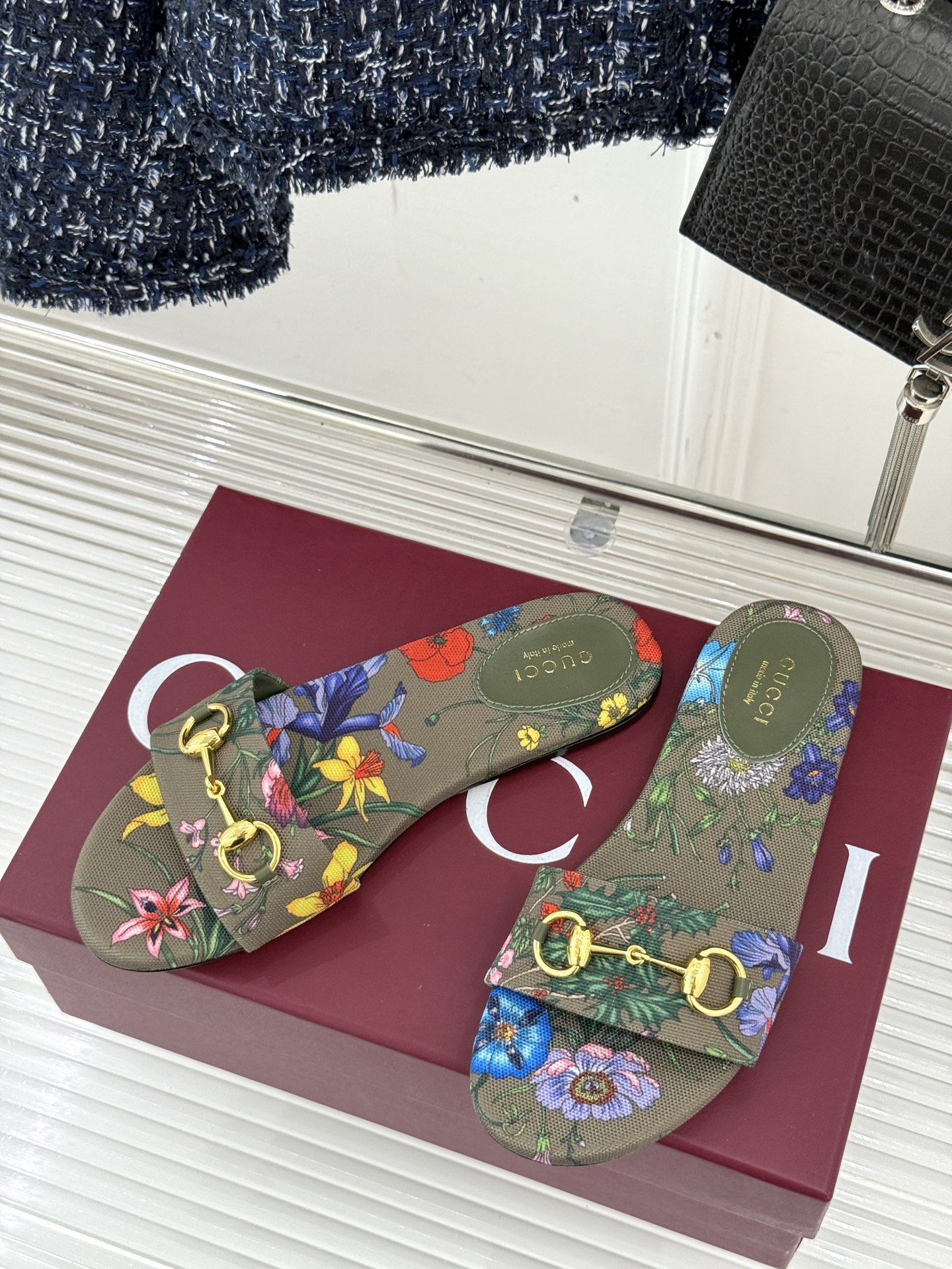 
Gucci/古驰经典马衔扣平底拖鞋
一眼万年的拖鞋！时髦精都在穿
马衔扣绝对是刻在潮流DNA里的符号。