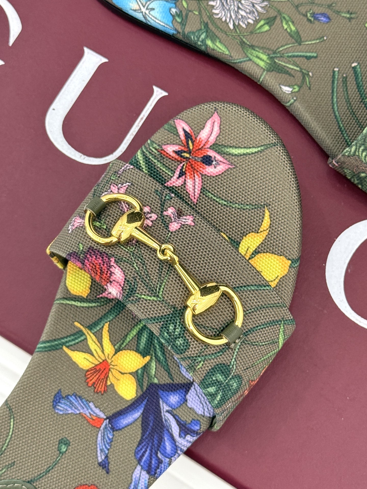 
Gucci/古驰经典马衔扣平底拖鞋
一眼万年的拖鞋！时髦精都在穿
马衔扣绝对是刻在潮流DNA里的符号。