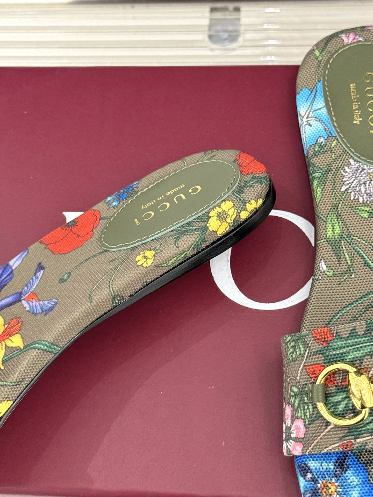 
Gucci/古驰经典马衔扣平底拖鞋
一眼万年的拖鞋！时髦精都在穿
马衔扣绝对是刻在潮流DNA里的符号。