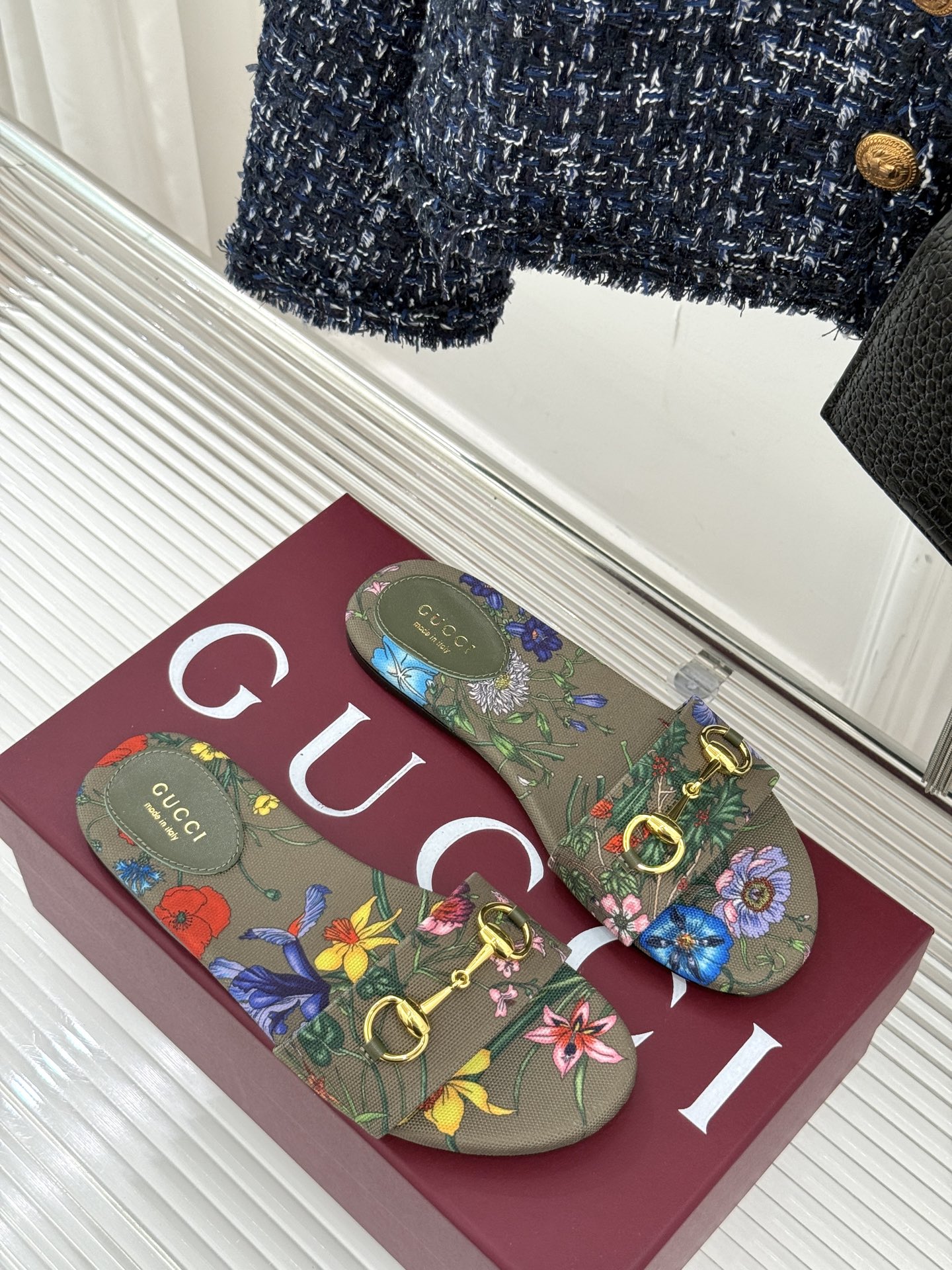 
Gucci/古驰经典马衔扣平底拖鞋
一眼万年的拖鞋！时髦精都在穿
马衔扣绝对是刻在潮流DNA里的符号。