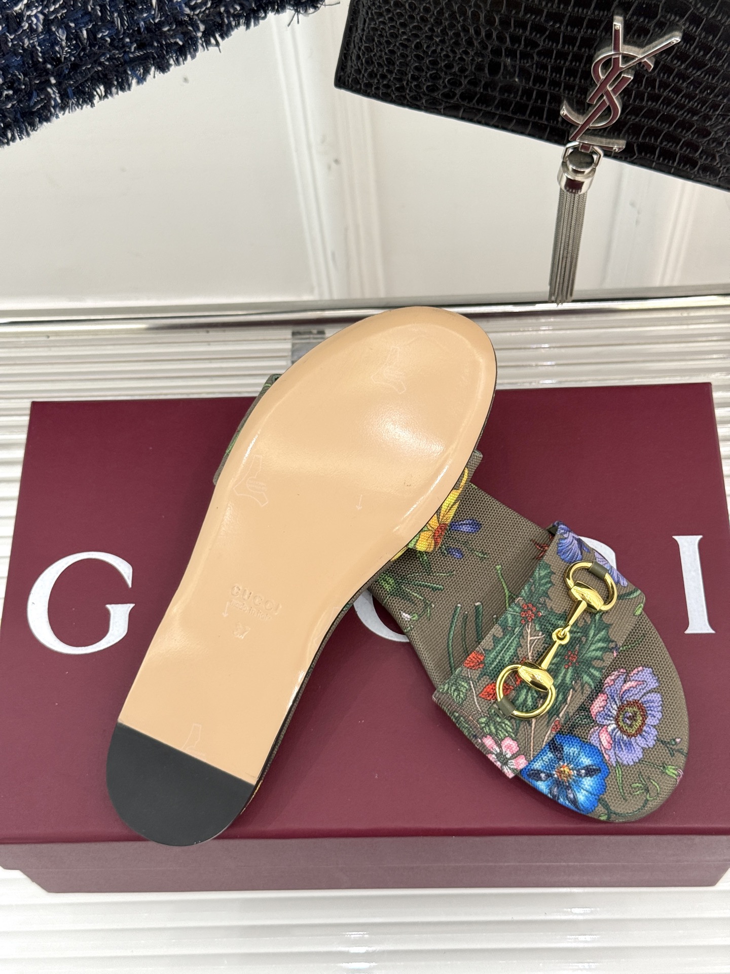
Gucci/古驰经典马衔扣平底拖鞋
一眼万年的拖鞋！时髦精都在穿
马衔扣绝对是刻在潮流DNA里的符号。
