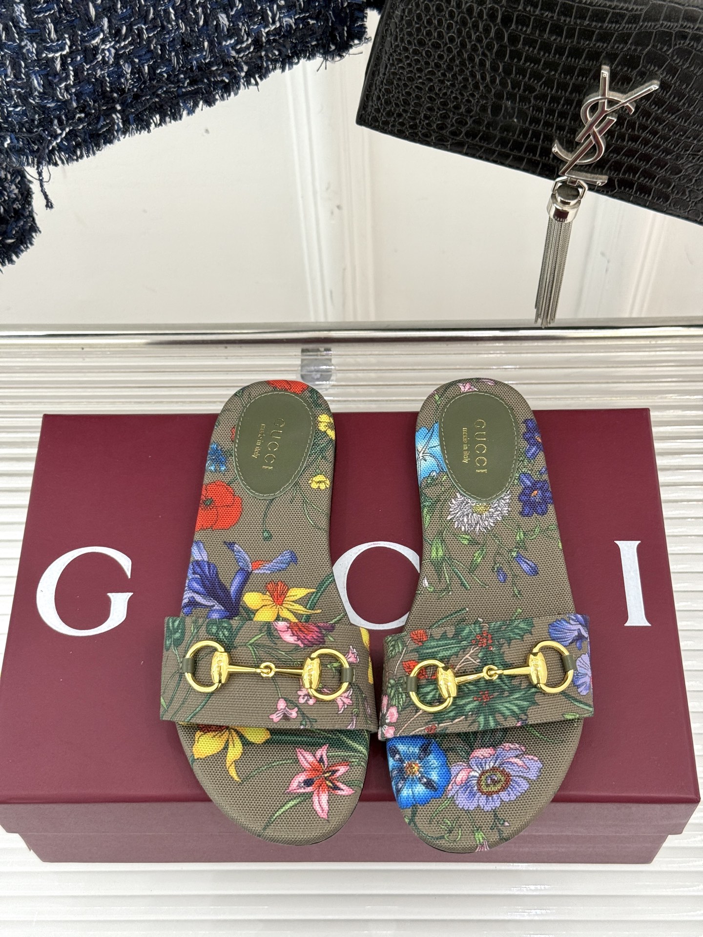 
Gucci/古驰经典马衔扣平底拖鞋
一眼万年的拖鞋！时髦精都在穿
马衔扣绝对是刻在潮流DNA里的符号。