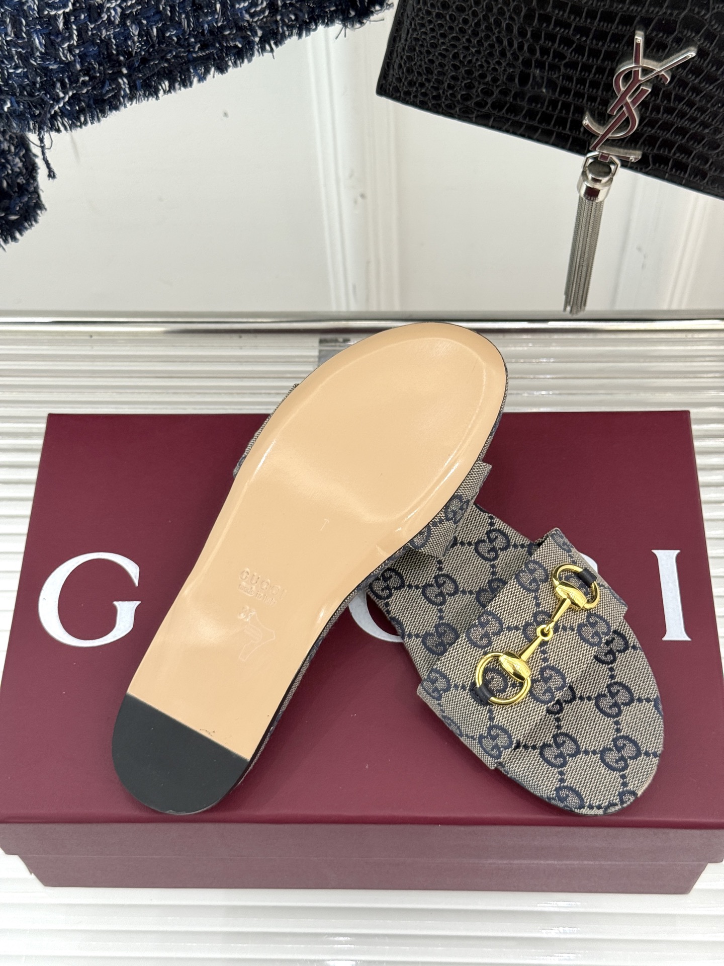 
Gucci/古驰经典马衔扣平底拖鞋
一眼万年的拖鞋！时髦精都在穿
马衔扣绝对是刻在潮流DNA里的符号。