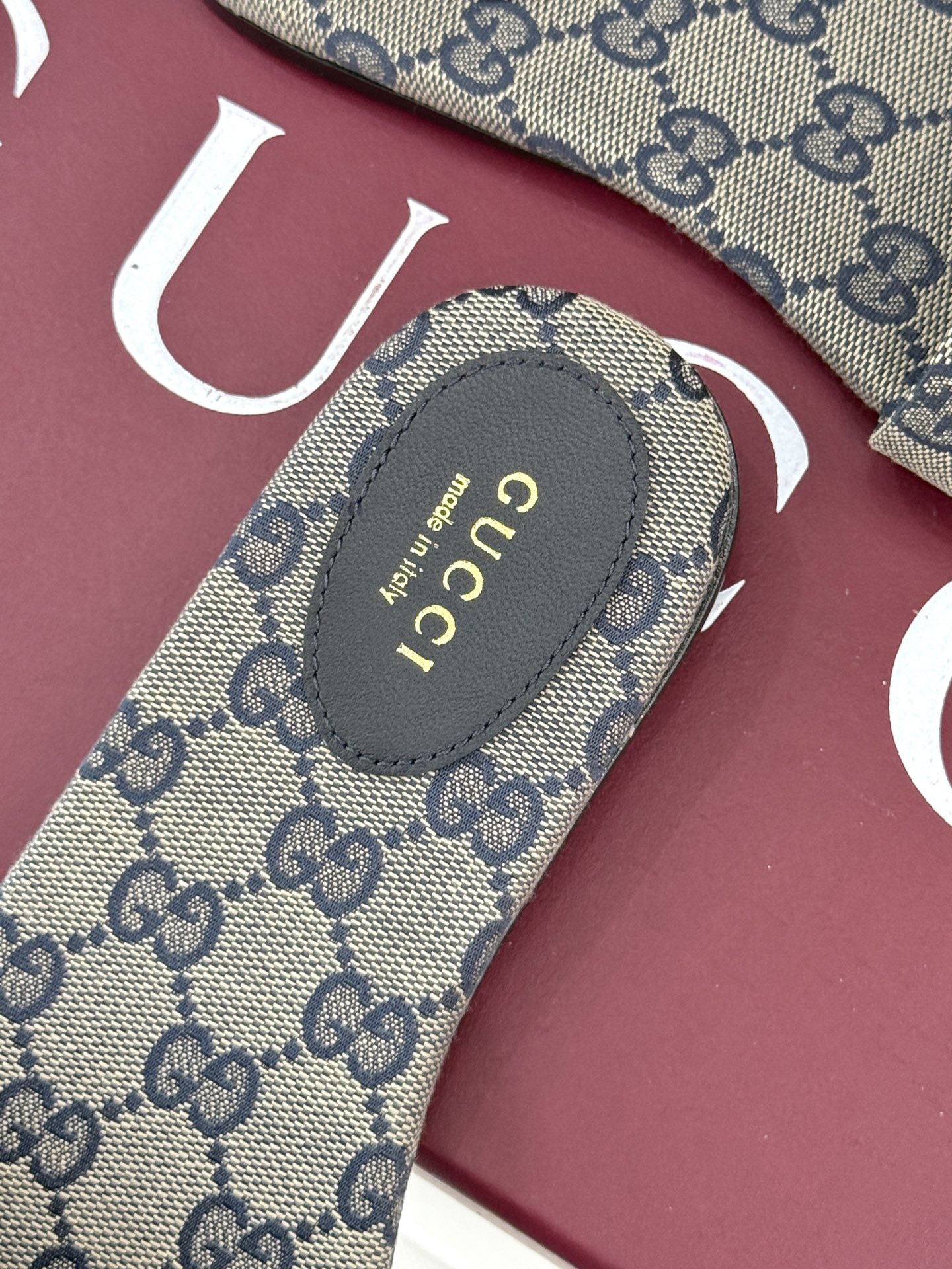 
Gucci/古驰经典马衔扣平底拖鞋
一眼万年的拖鞋！时髦精都在穿
马衔扣绝对是刻在潮流DNA里的符号。