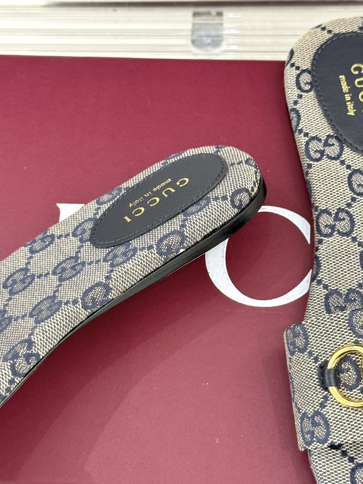 
Gucci/古驰经典马衔扣平底拖鞋
一眼万年的拖鞋！时髦精都在穿
马衔扣绝对是刻在潮流DNA里的符号。
