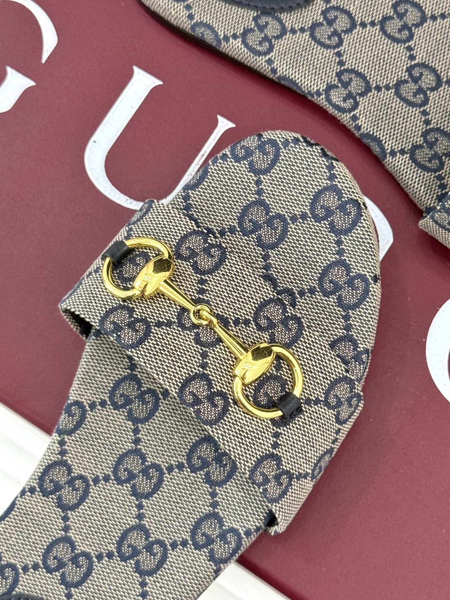 
Gucci/古驰经典马衔扣平底拖鞋
一眼万年的拖鞋！时髦精都在穿
马衔扣绝对是刻在潮流DNA里的符号。