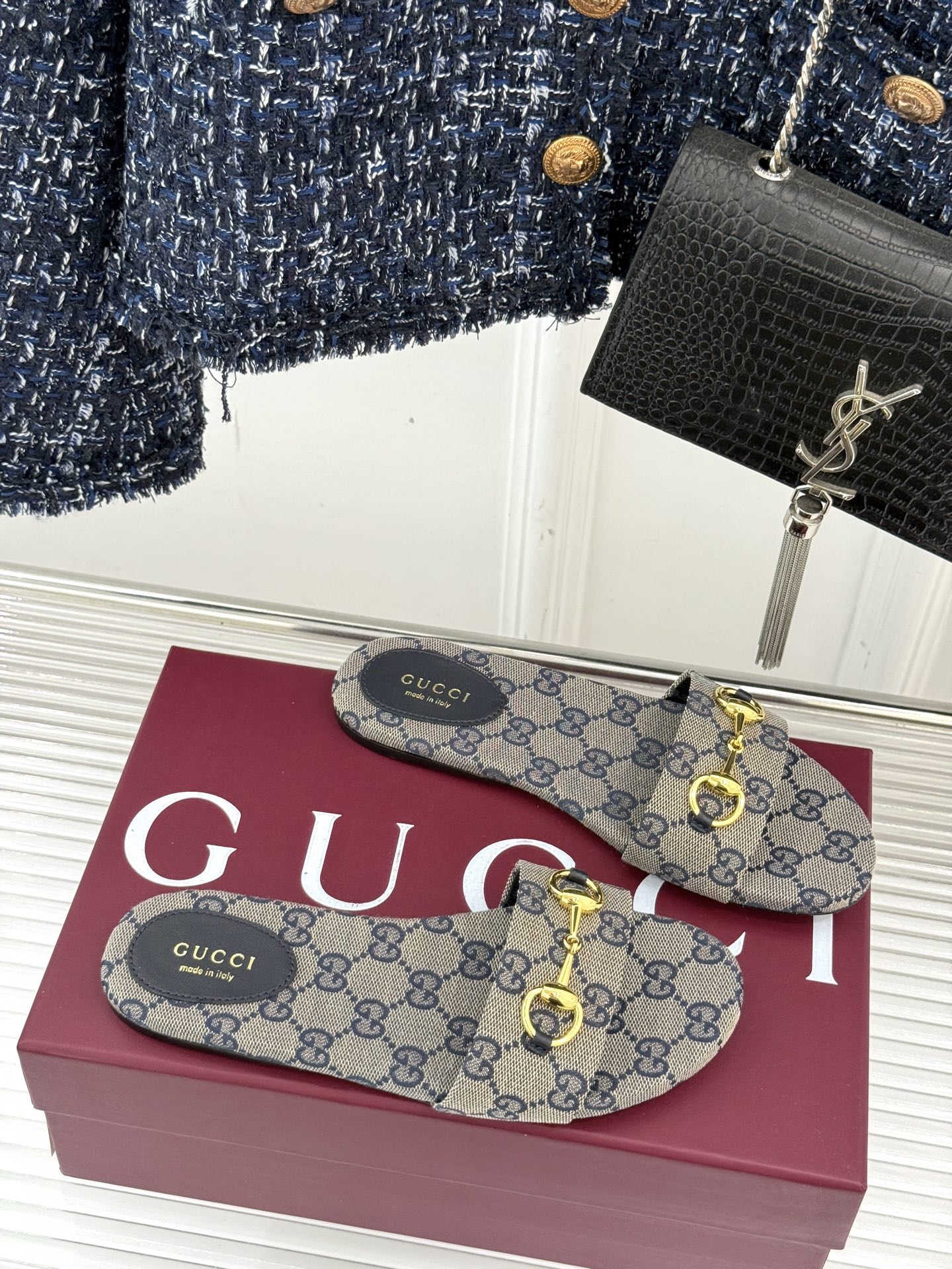 
Gucci/古驰经典马衔扣平底拖鞋
一眼万年的拖鞋！时髦精都在穿
马衔扣绝对是刻在潮流DNA里的符号。