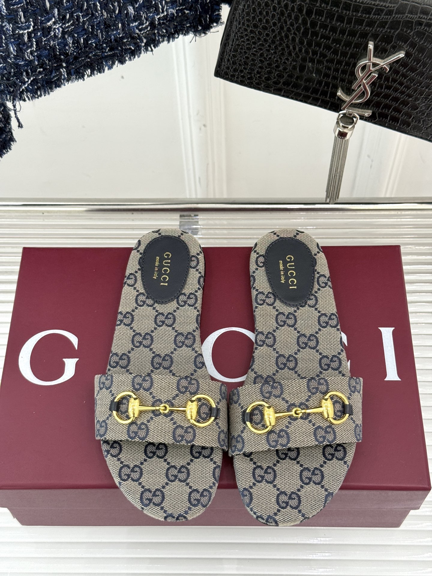
Gucci/古驰经典马衔扣平底拖鞋
一眼万年的拖鞋！时髦精都在穿
马衔扣绝对是刻在潮流DNA里的符号。
