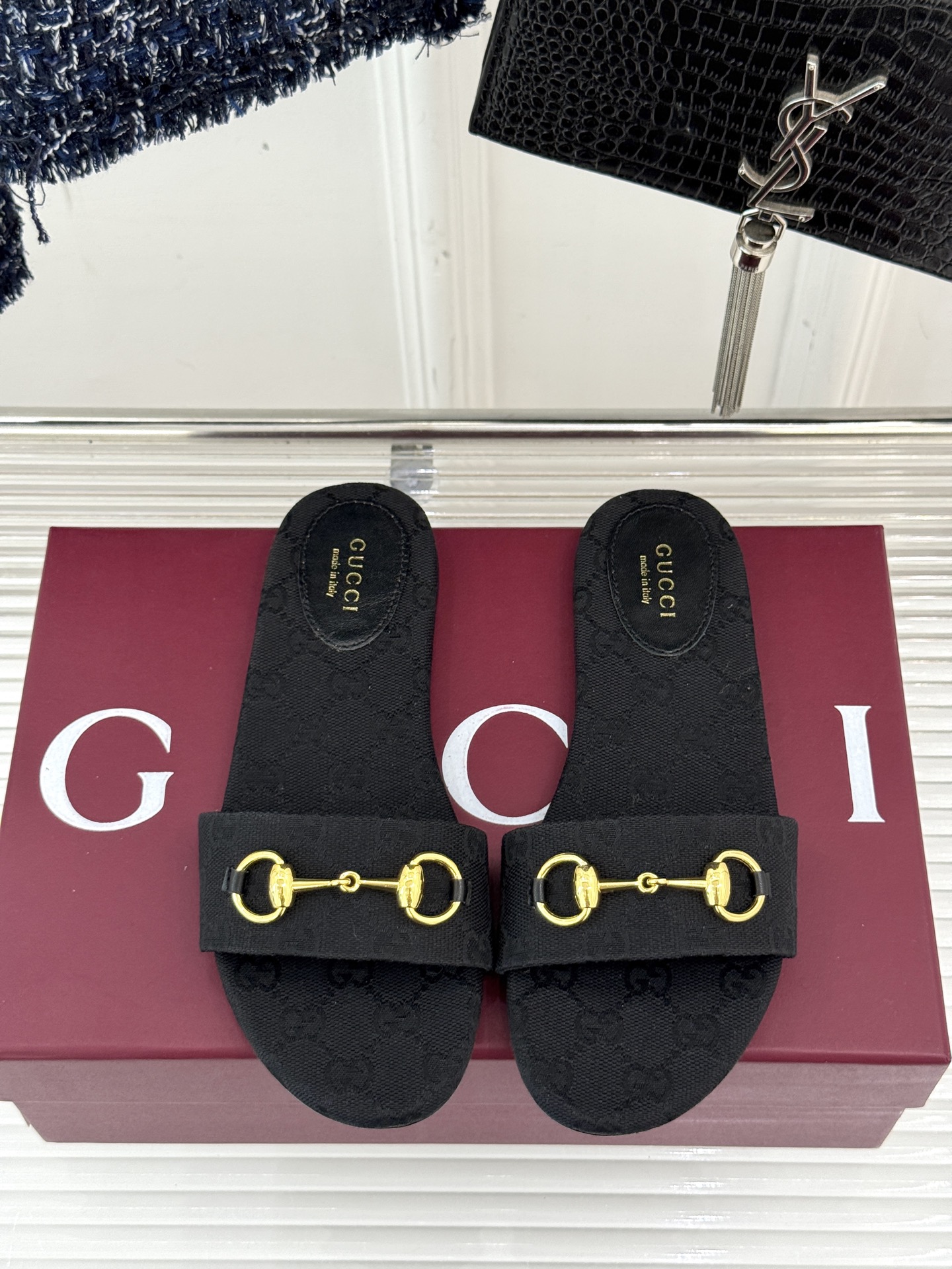 
Gucci/古驰经典马衔扣平底拖鞋
一眼万年的拖鞋！时髦精都在穿
马衔扣绝对是刻在潮流DNA里的符号。