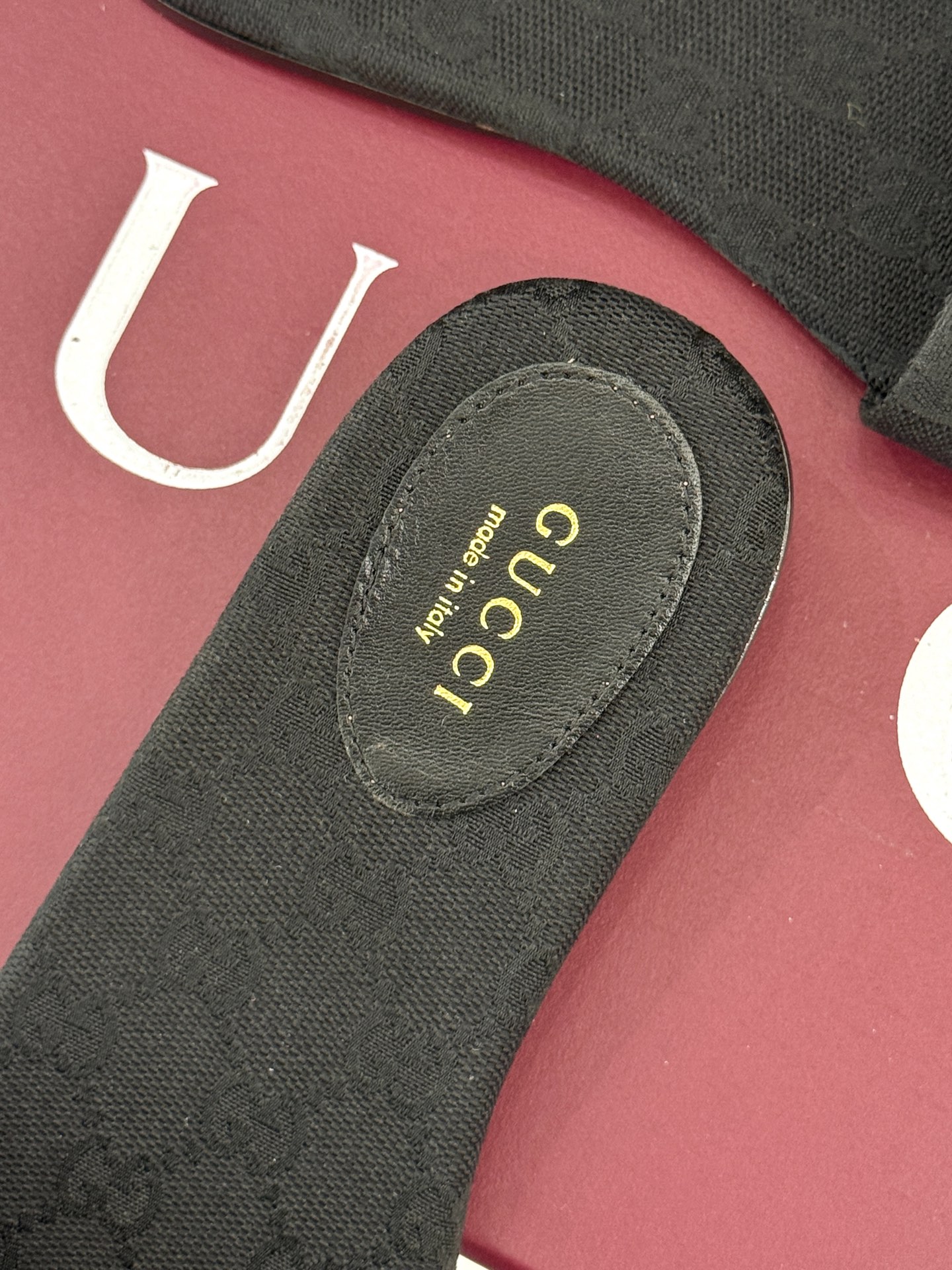 
Gucci/古驰经典马衔扣平底拖鞋
一眼万年的拖鞋！时髦精都在穿
马衔扣绝对是刻在潮流DNA里的符号。