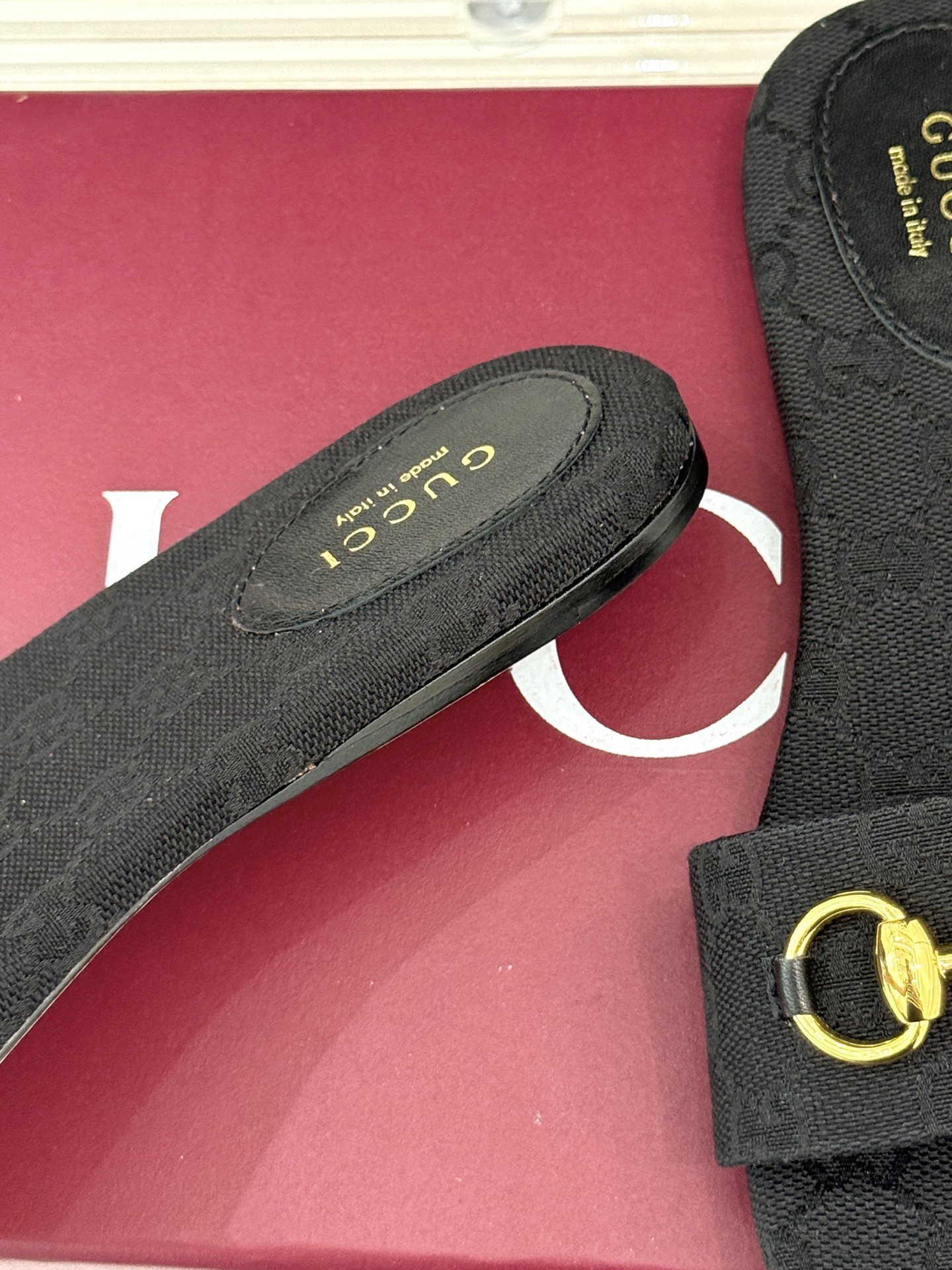 
Gucci/古驰经典马衔扣平底拖鞋
一眼万年的拖鞋！时髦精都在穿
马衔扣绝对是刻在潮流DNA里的符号。