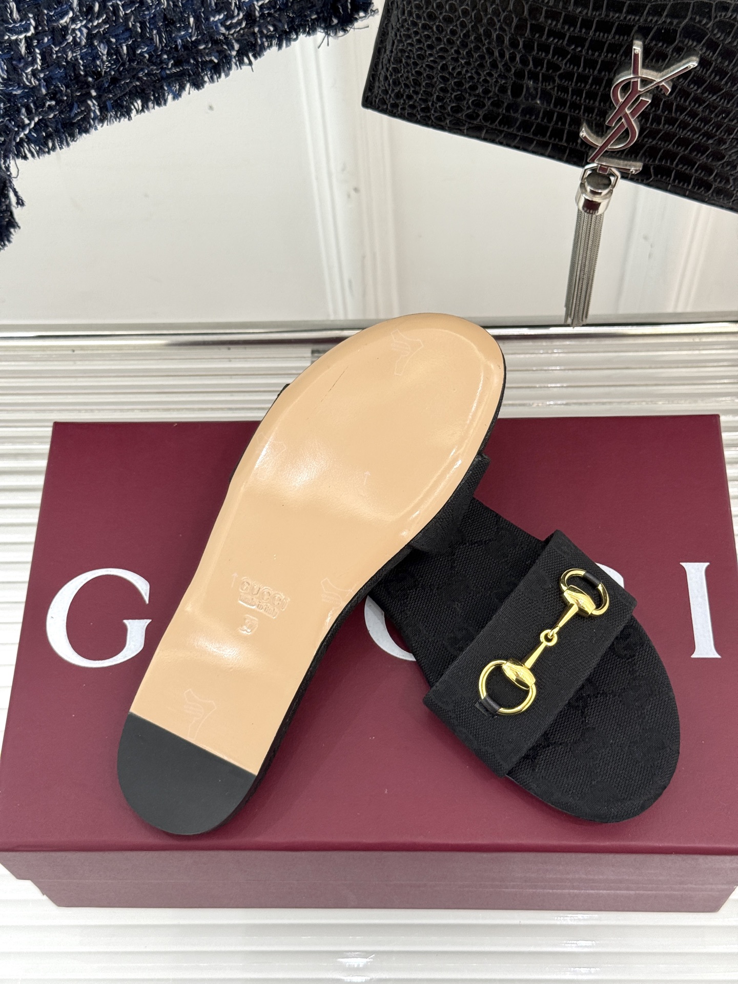 
Gucci/古驰经典马衔扣平底拖鞋
一眼万年的拖鞋！时髦精都在穿
马衔扣绝对是刻在潮流DNA里的符号。