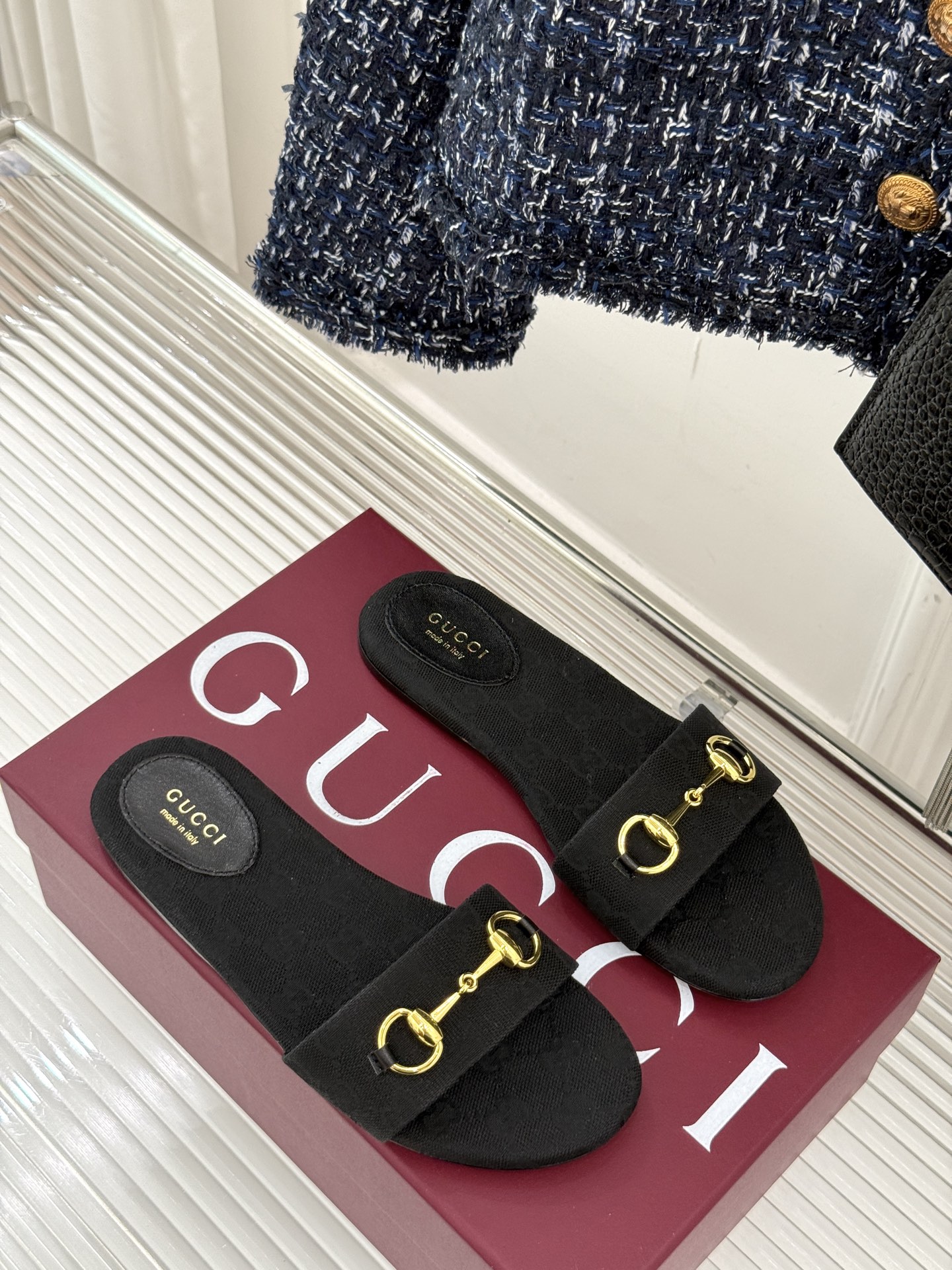 
Gucci/古驰经典马衔扣平底拖鞋
一眼万年的拖鞋！时髦精都在穿
马衔扣绝对是刻在潮流DNA里的符号。