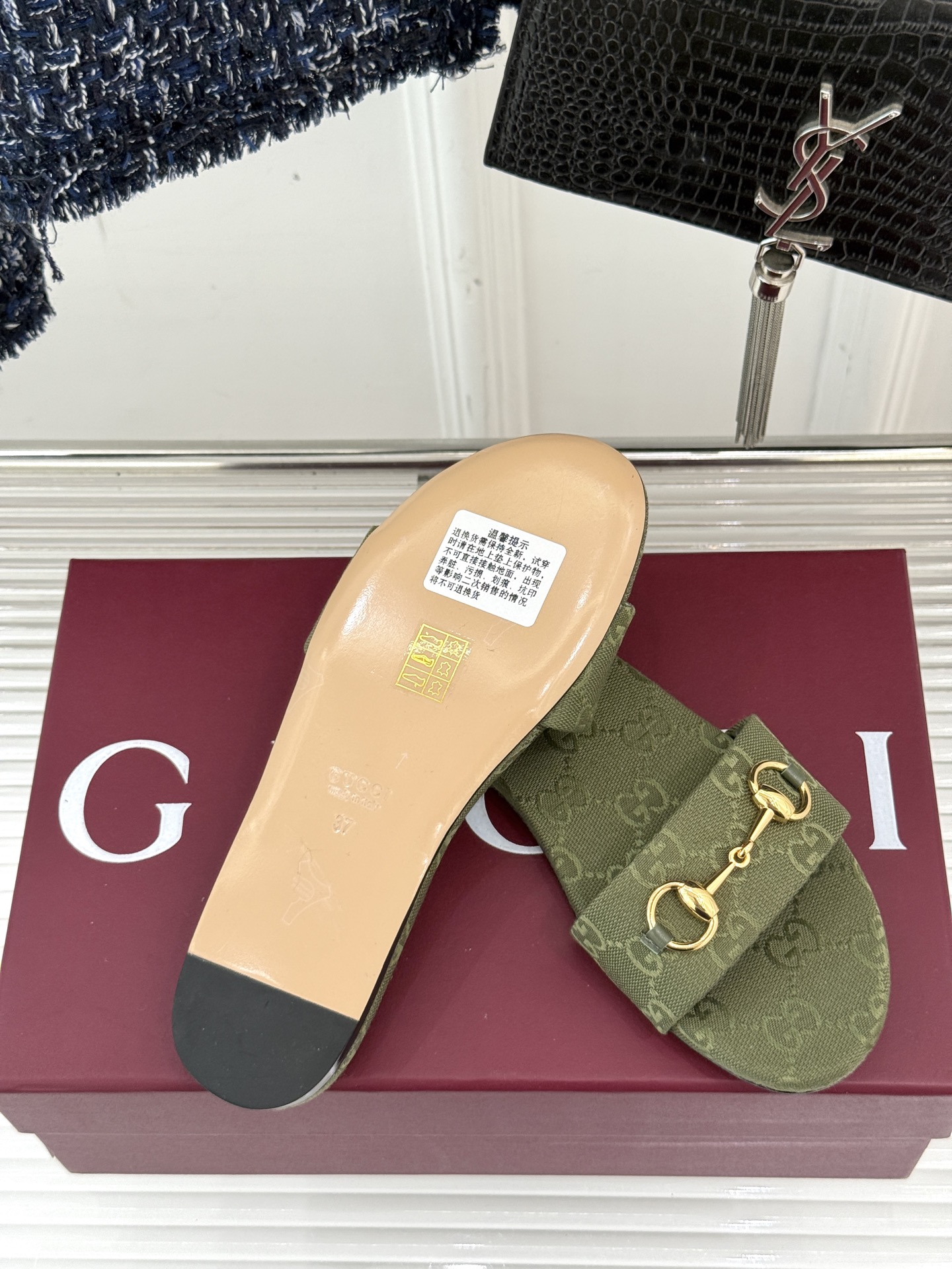 
Gucci/古驰经典马衔扣平底拖鞋
一眼万年的拖鞋！时髦精都在穿
马衔扣绝对是刻在潮流DNA里的符号。