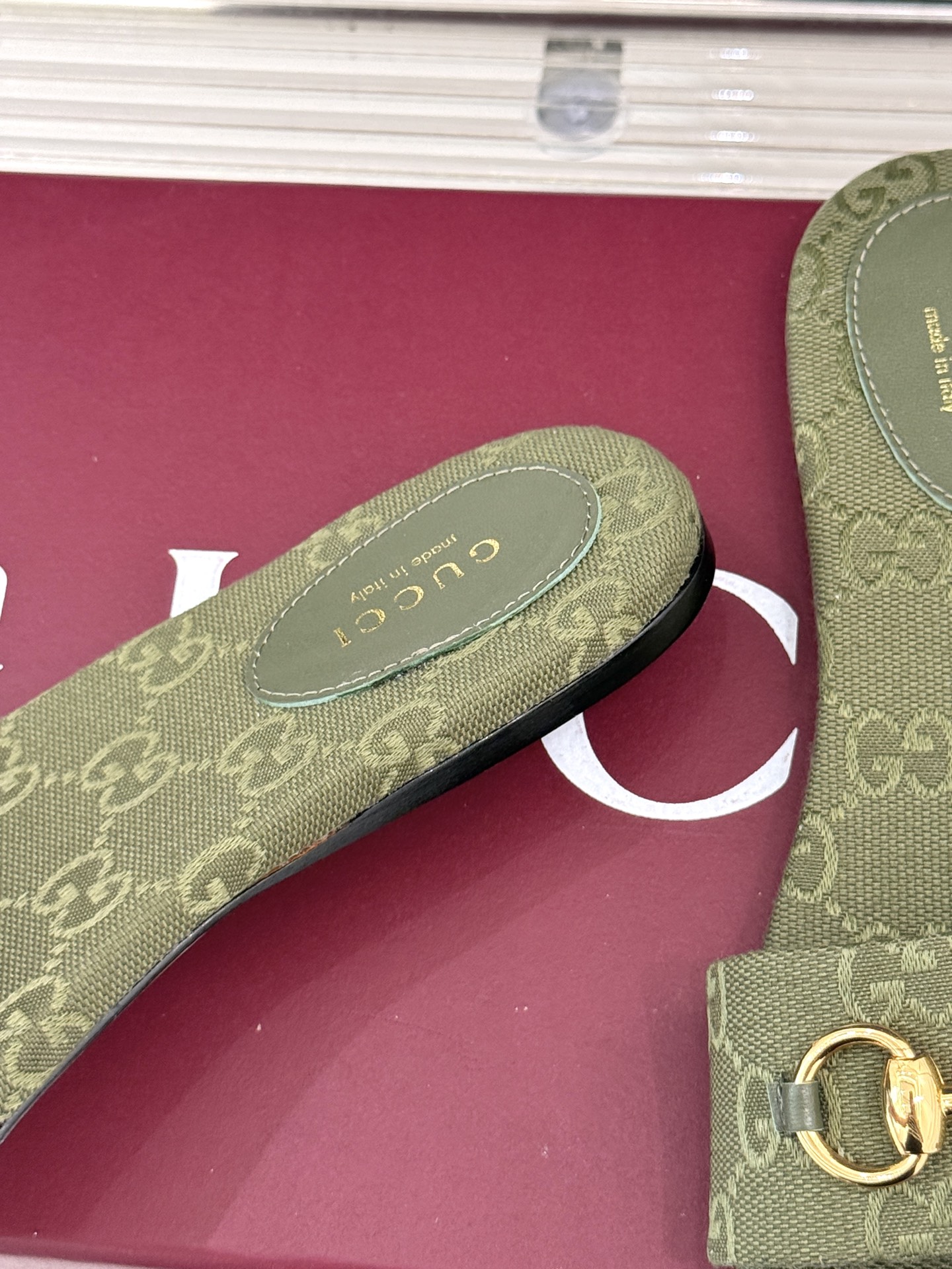 
Gucci/古驰经典马衔扣平底拖鞋
一眼万年的拖鞋！时髦精都在穿
马衔扣绝对是刻在潮流DNA里的符号。
