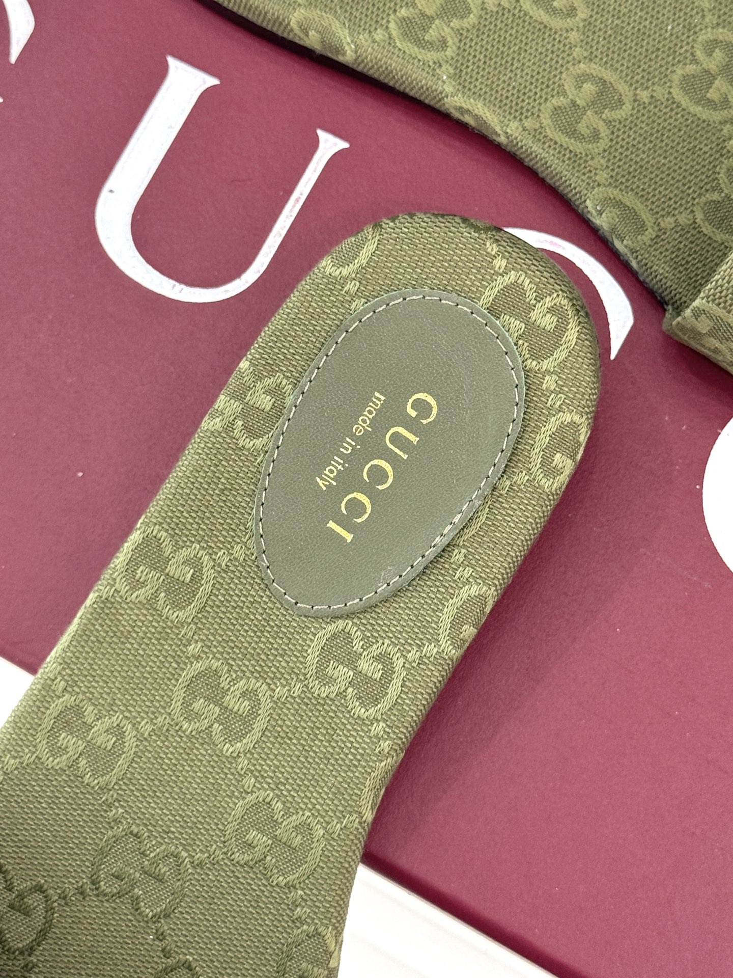 
Gucci/古驰经典马衔扣平底拖鞋
一眼万年的拖鞋！时髦精都在穿
马衔扣绝对是刻在潮流DNA里的符号。