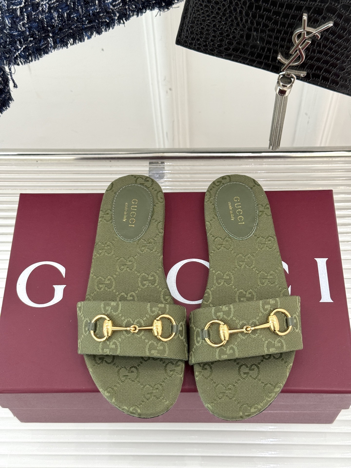 
Gucci/古驰经典马衔扣平底拖鞋
一眼万年的拖鞋！时髦精都在穿
马衔扣绝对是刻在潮流DNA里的符号。