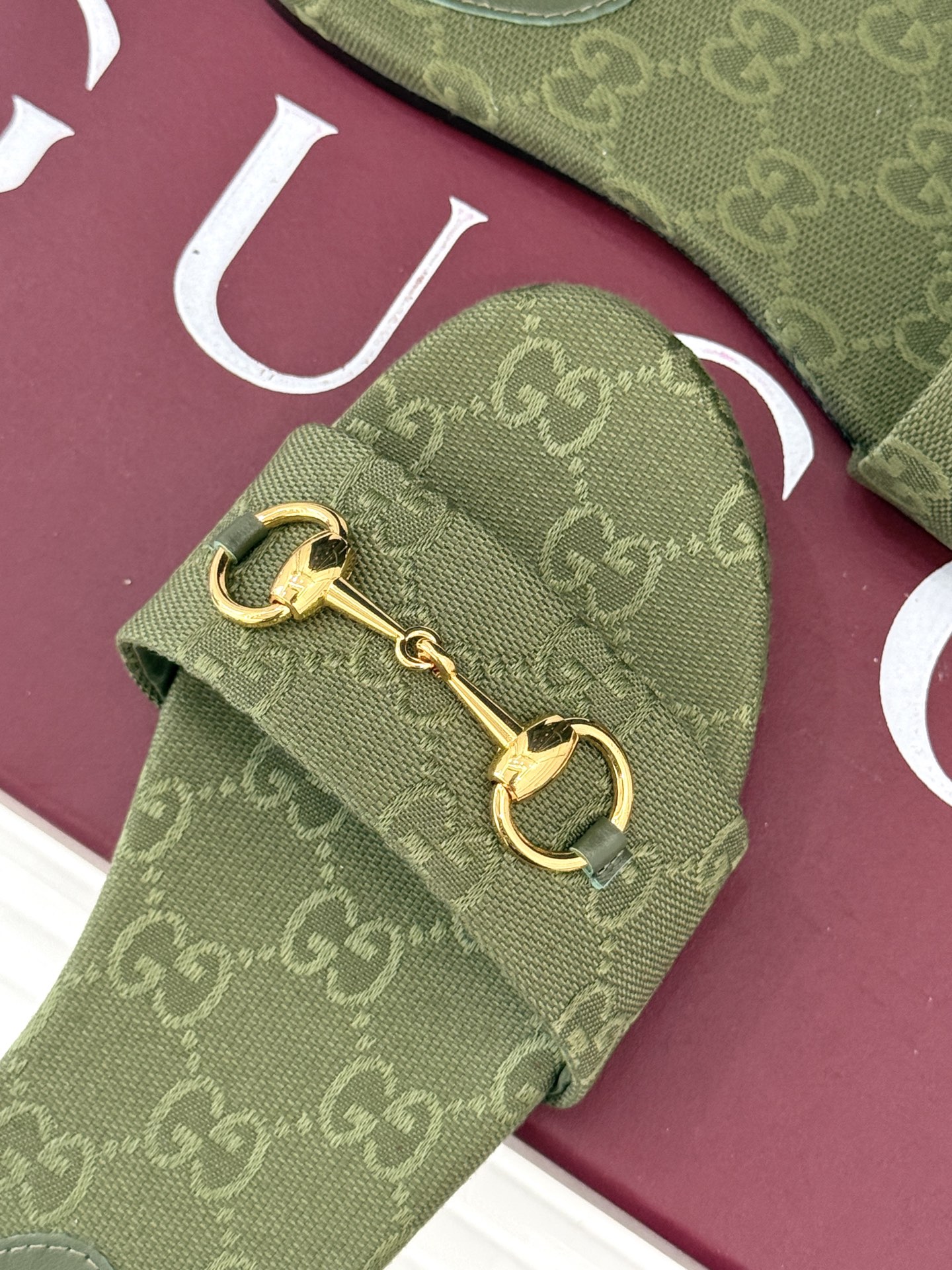 
Gucci/古驰经典马衔扣平底拖鞋
一眼万年的拖鞋！时髦精都在穿
马衔扣绝对是刻在潮流DNA里的符号。
