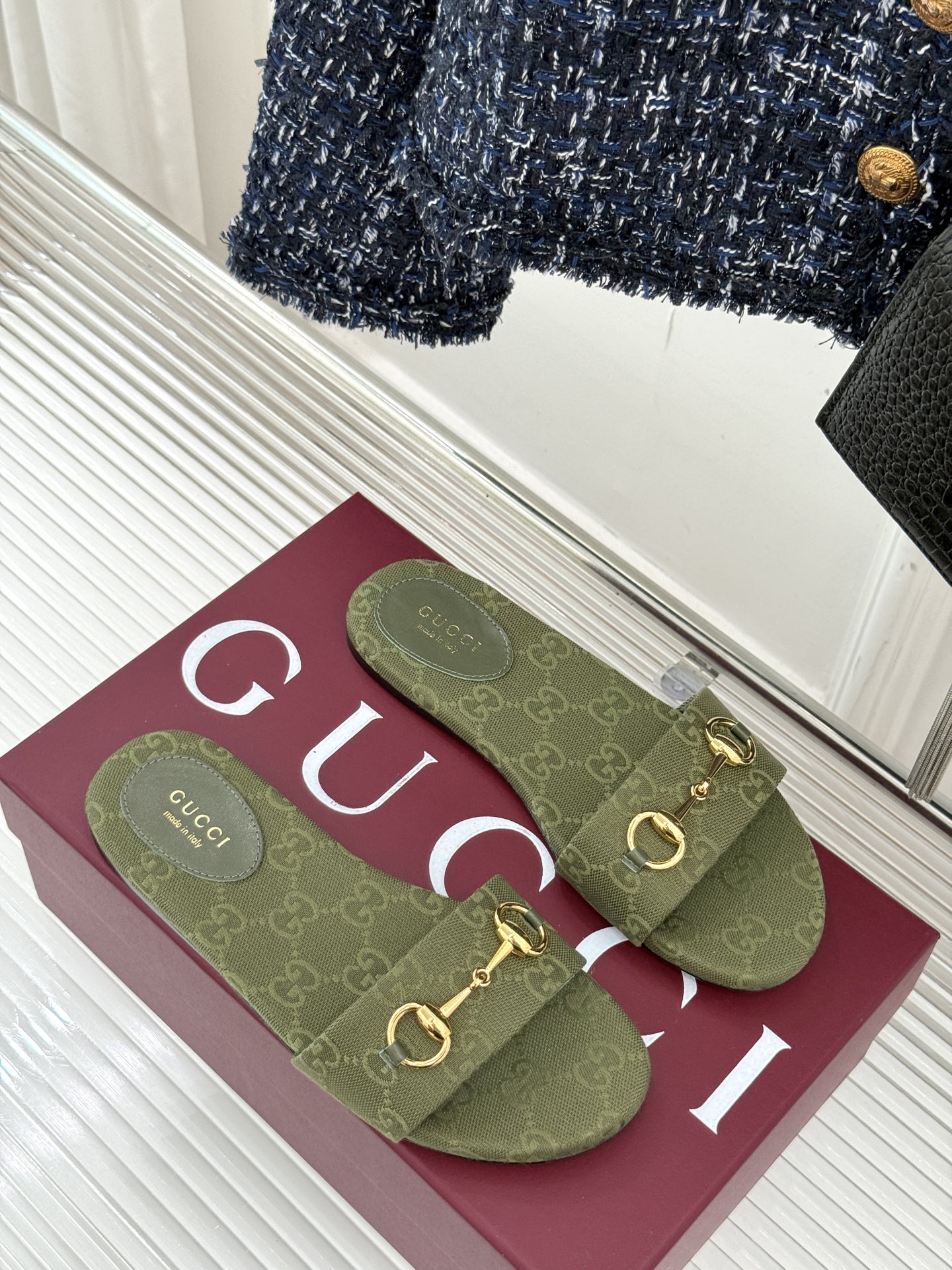 
Gucci/古驰经典马衔扣平底拖鞋
一眼万年的拖鞋！时髦精都在穿
马衔扣绝对是刻在潮流DNA里的符号。