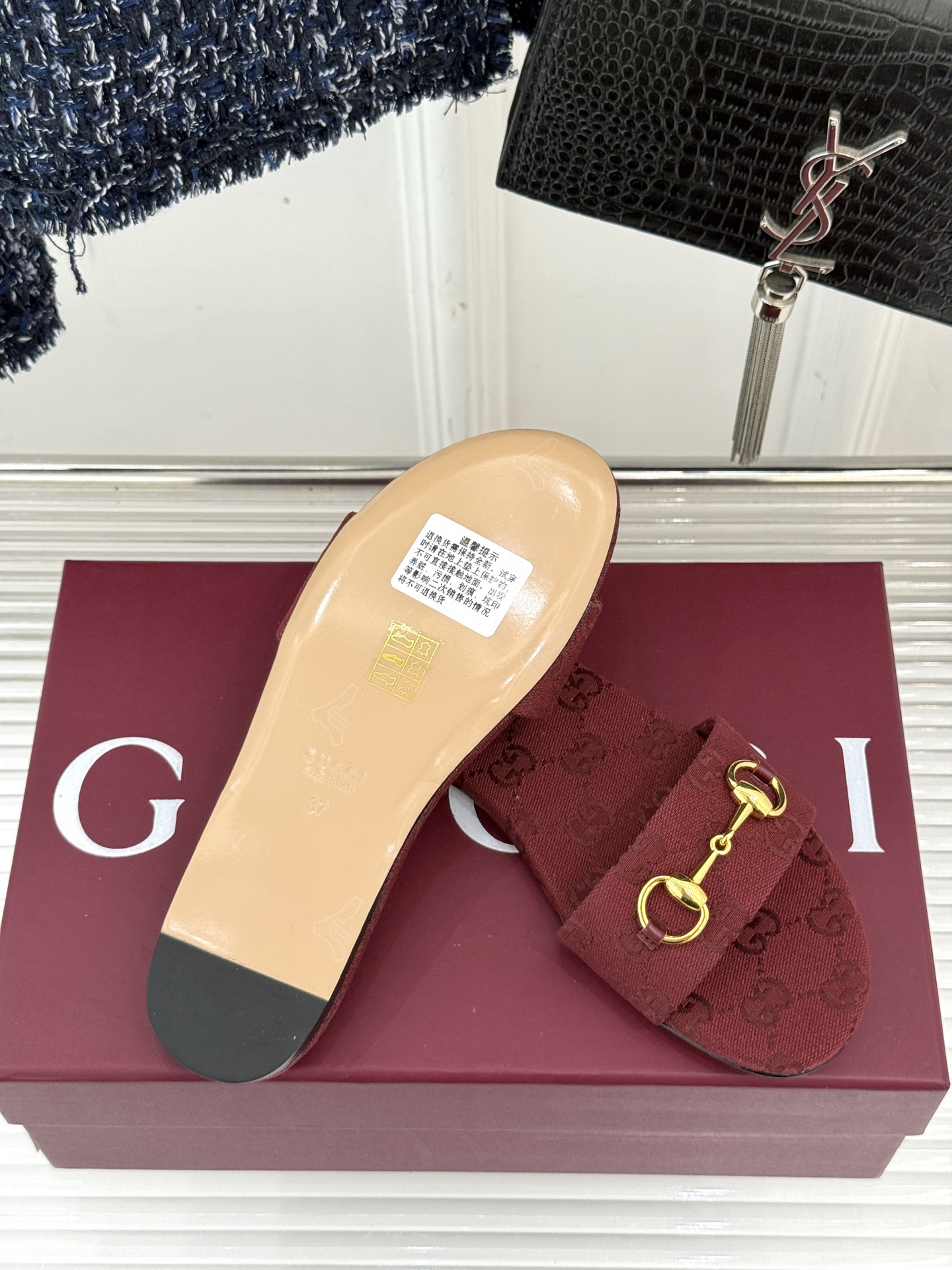 
Gucci/古驰经典马衔扣平底拖鞋
一眼万年的拖鞋！时髦精都在穿
马衔扣绝对是刻在潮流DNA里的符号。