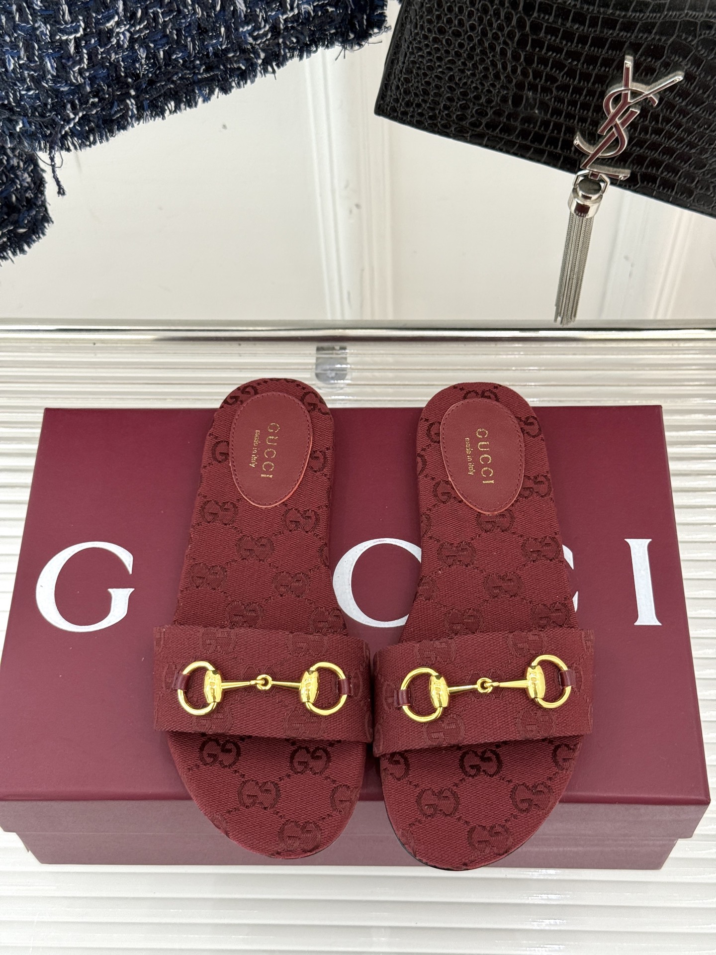 
Gucci/古驰经典马衔扣平底拖鞋
一眼万年的拖鞋！时髦精都在穿
马衔扣绝对是刻在潮流DNA里的符号。