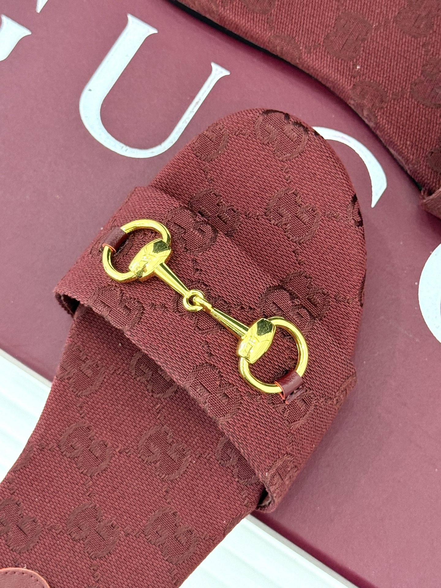 
Gucci/古驰经典马衔扣平底拖鞋
一眼万年的拖鞋！时髦精都在穿
马衔扣绝对是刻在潮流DNA里的符号。