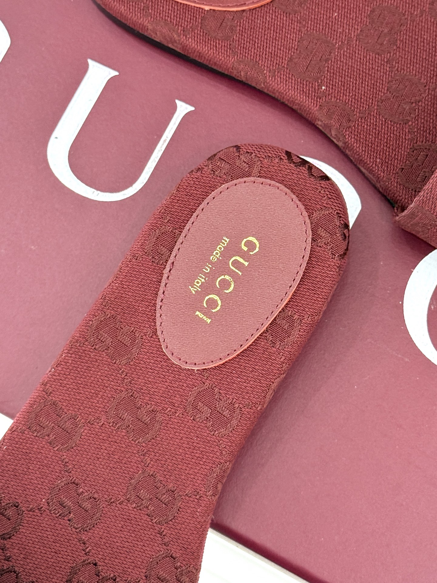 
Gucci/古驰经典马衔扣平底拖鞋
一眼万年的拖鞋！时髦精都在穿
马衔扣绝对是刻在潮流DNA里的符号。
