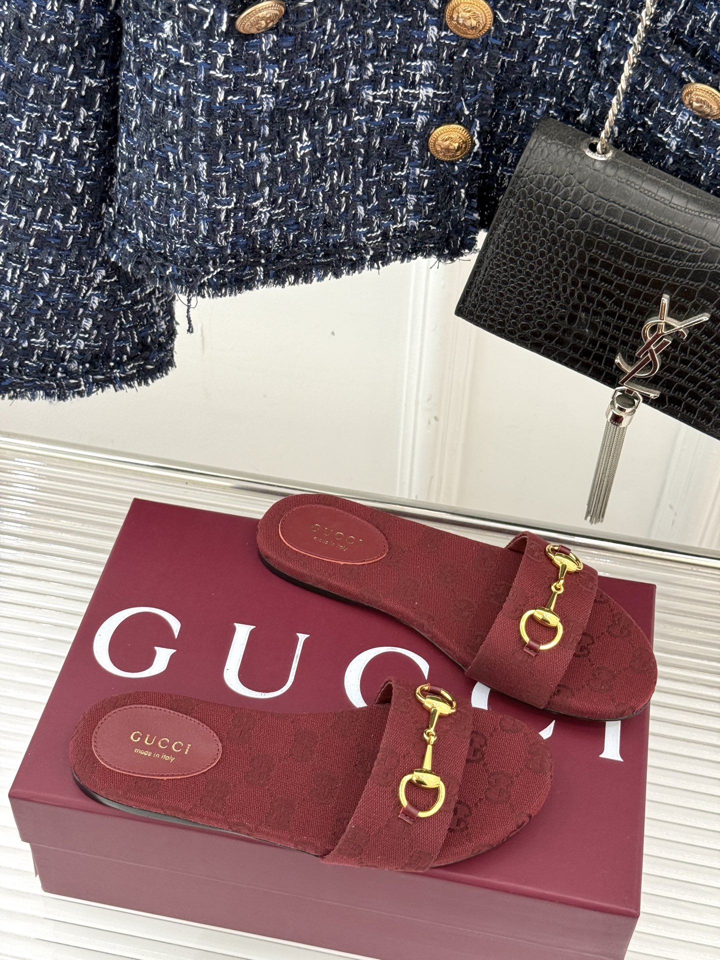 
Gucci/古驰经典马衔扣平底拖鞋
一眼万年的拖鞋！时髦精都在穿
马衔扣绝对是刻在潮流DNA里的符号。
