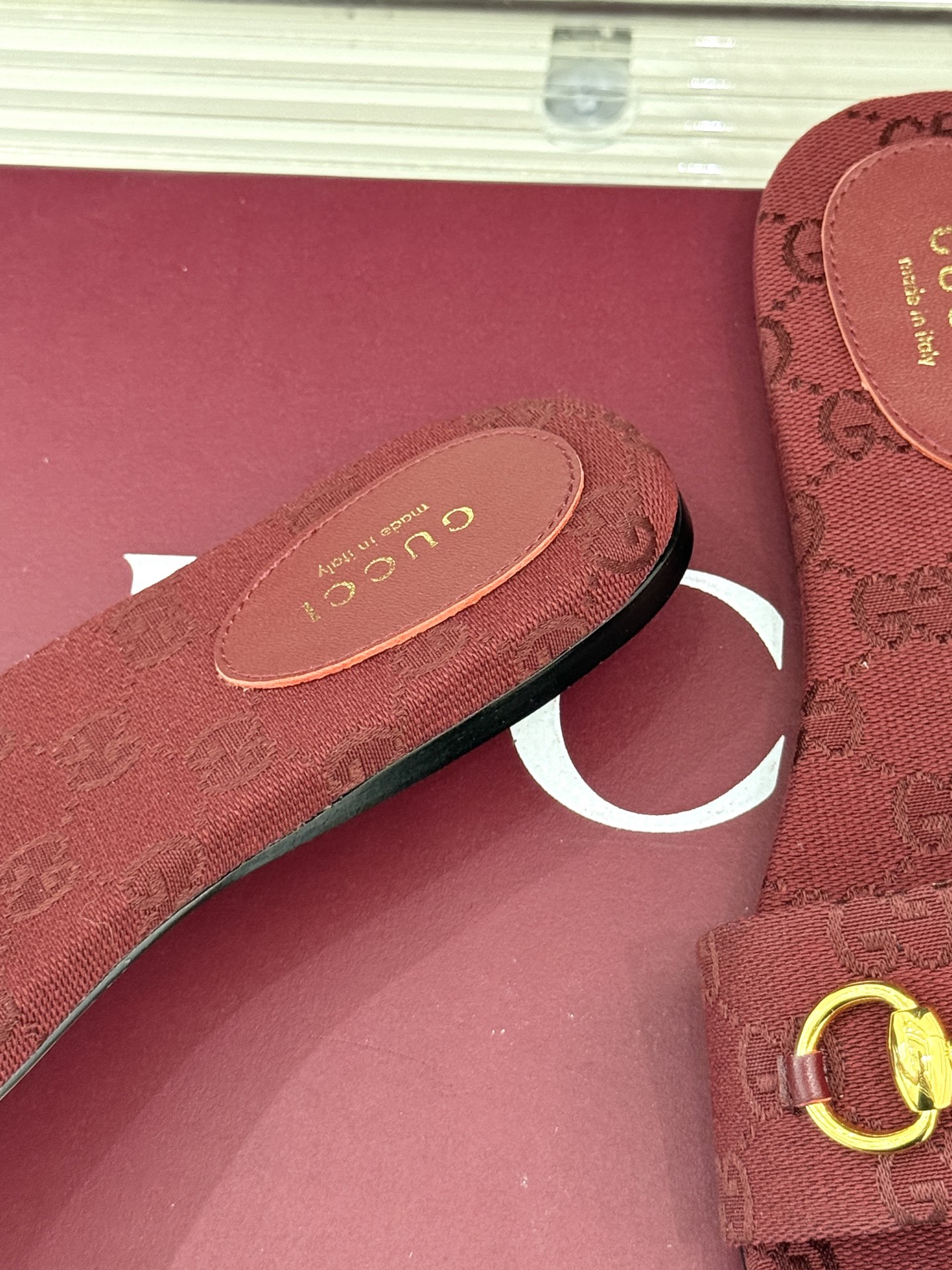 
Gucci/古驰经典马衔扣平底拖鞋
一眼万年的拖鞋！时髦精都在穿
马衔扣绝对是刻在潮流DNA里的符号。