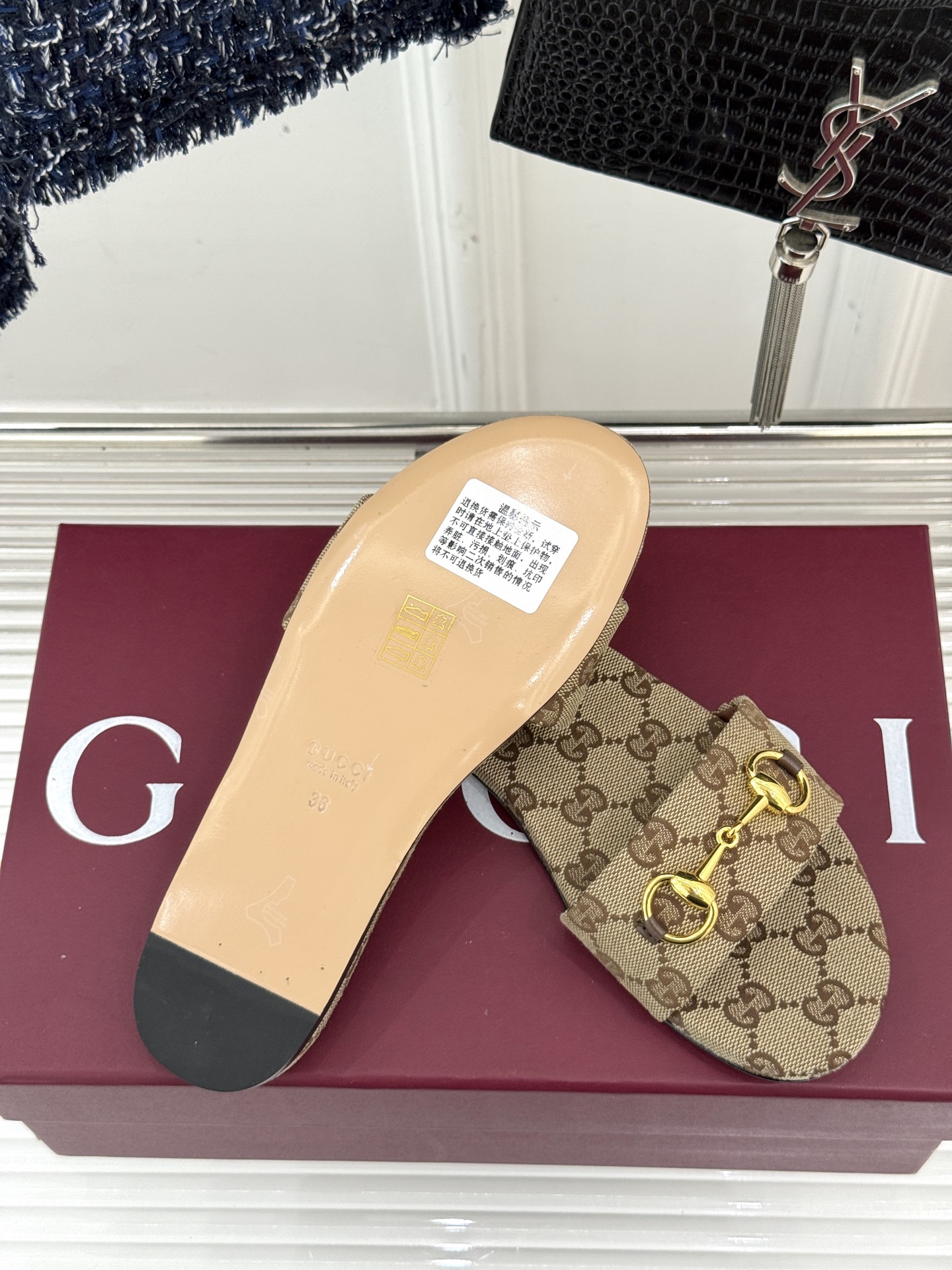 
Gucci/古驰经典马衔扣平底拖鞋
一眼万年的拖鞋！时髦精都在穿
马衔扣绝对是刻在潮流DNA里的符号。