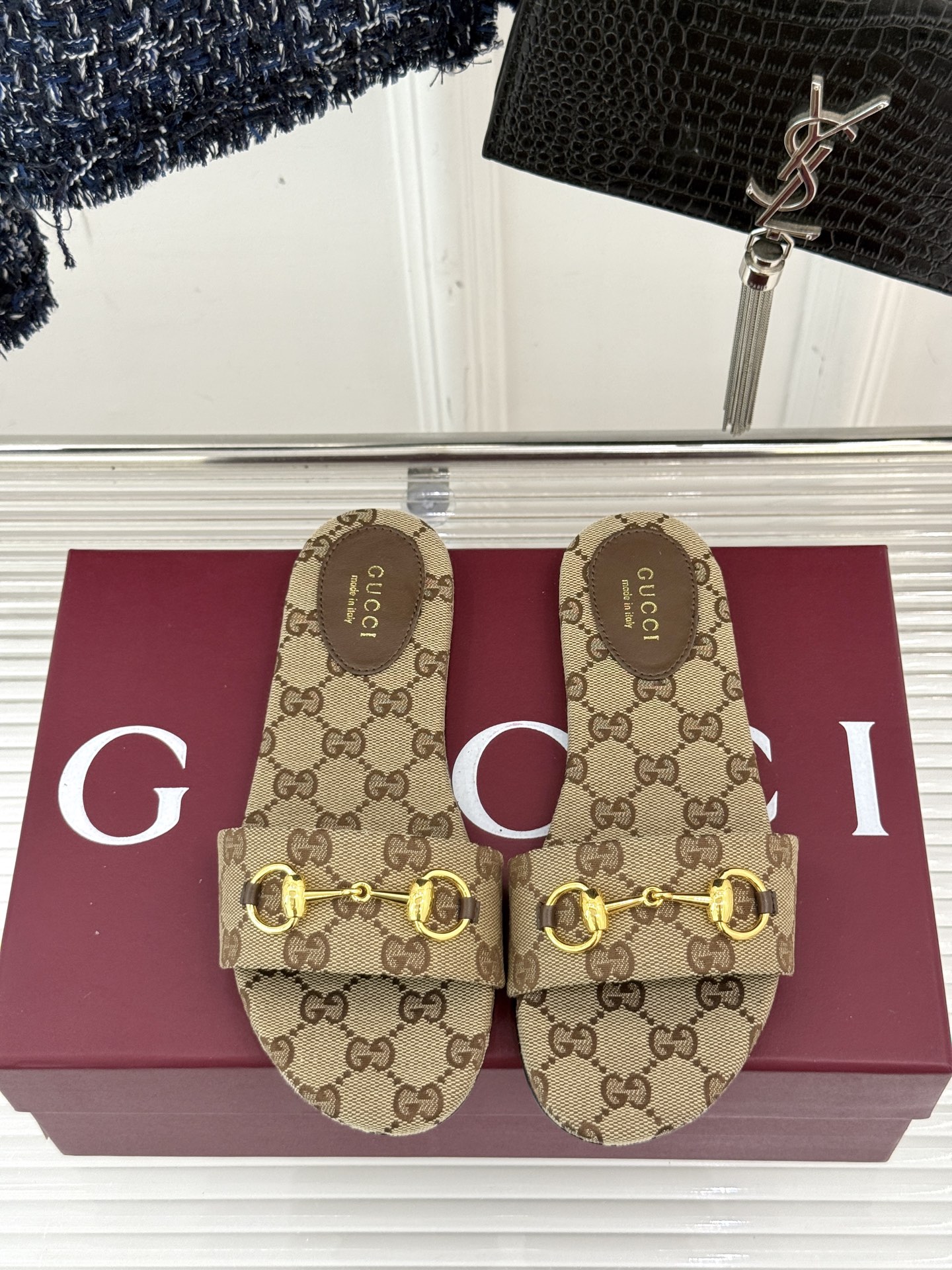 
Gucci/古驰经典马衔扣平底拖鞋
一眼万年的拖鞋！时髦精都在穿
马衔扣绝对是刻在潮流DNA里的符号。