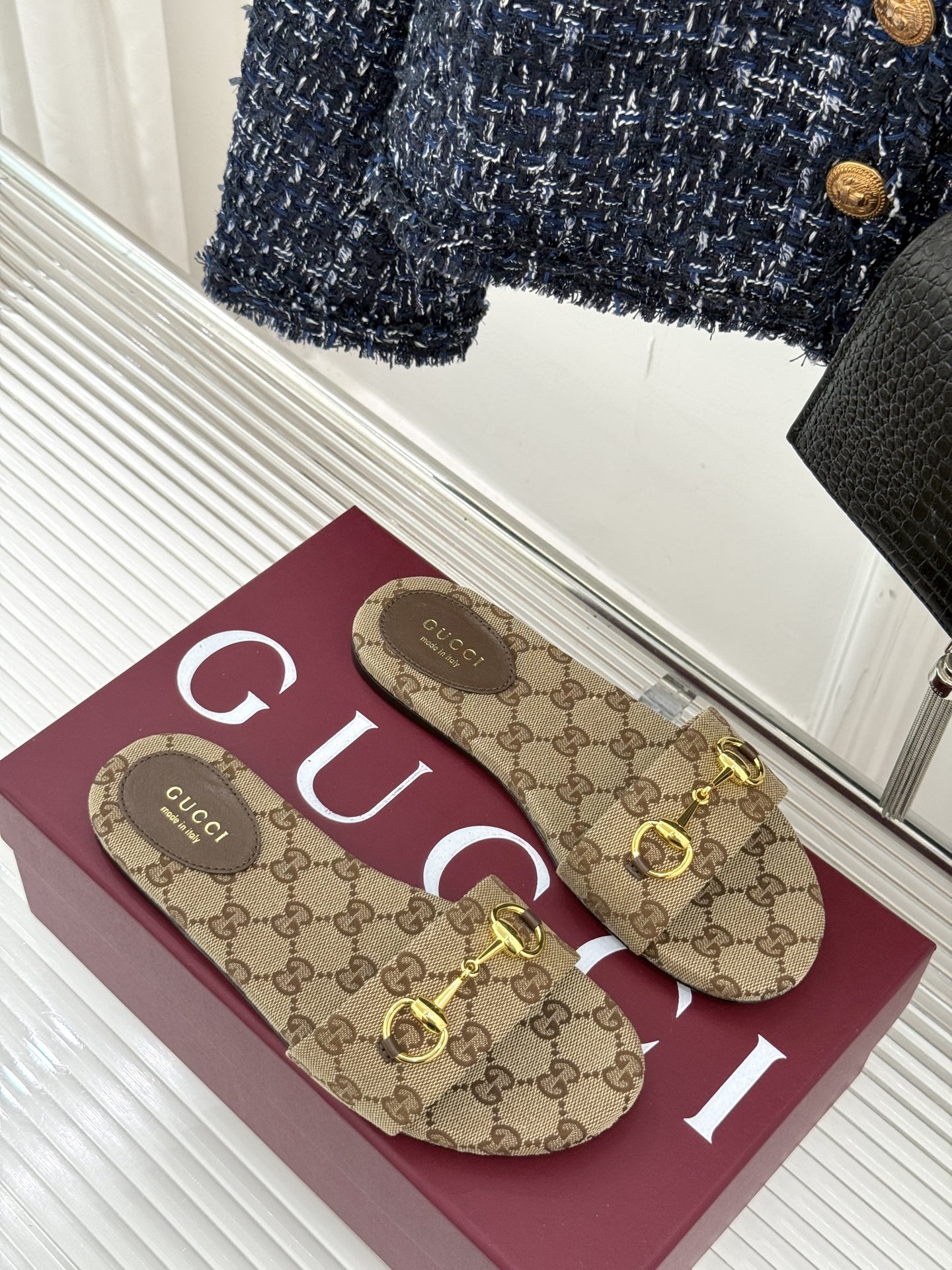 
Gucci/古驰经典马衔扣平底拖鞋
一眼万年的拖鞋！时髦精都在穿
马衔扣绝对是刻在潮流DNA里的符号。