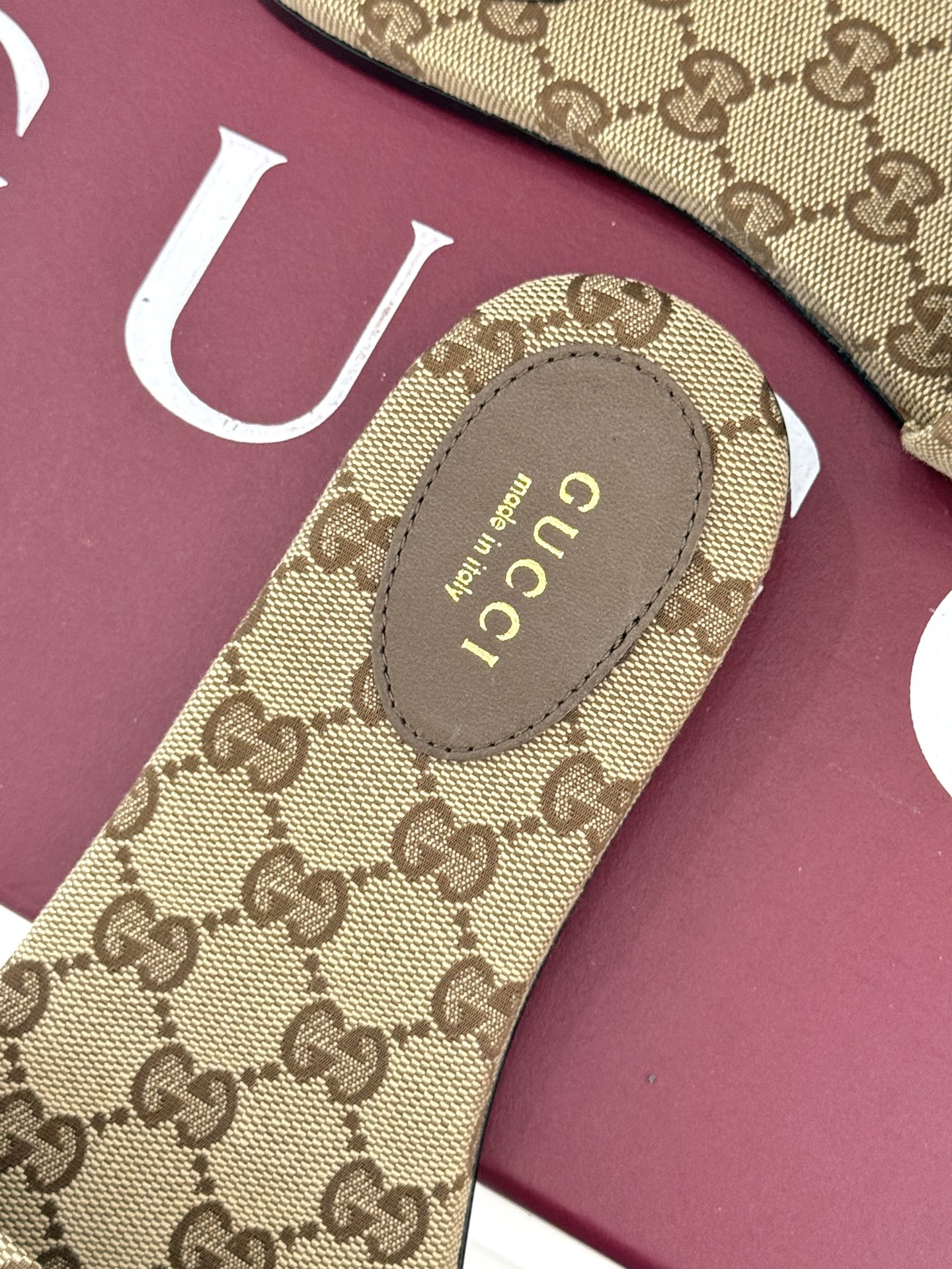 
Gucci/古驰经典马衔扣平底拖鞋
一眼万年的拖鞋！时髦精都在穿
马衔扣绝对是刻在潮流DNA里的符号。