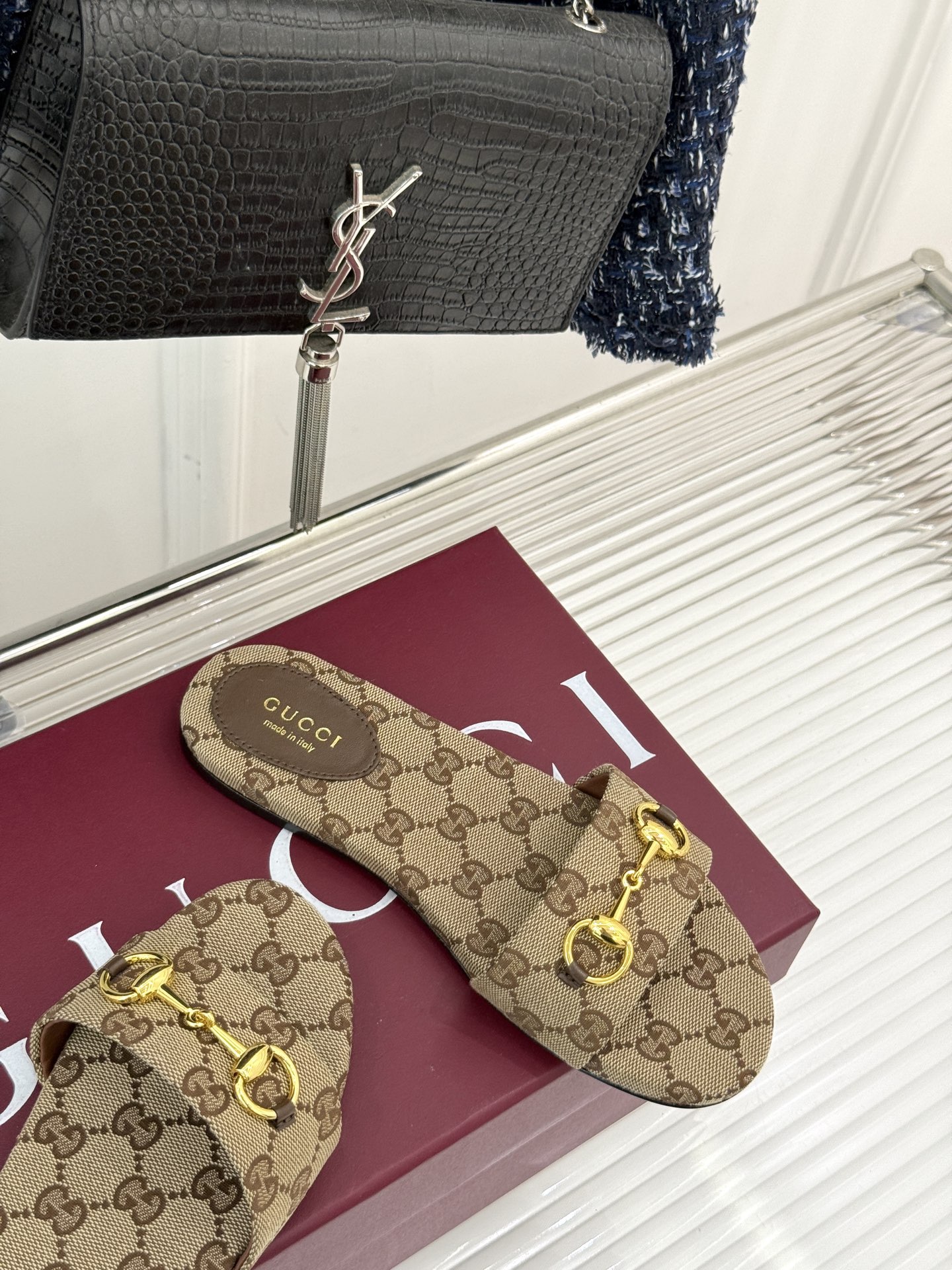 
Gucci/古驰经典马衔扣平底拖鞋
一眼万年的拖鞋！时髦精都在穿
马衔扣绝对是刻在潮流DNA里的符号。